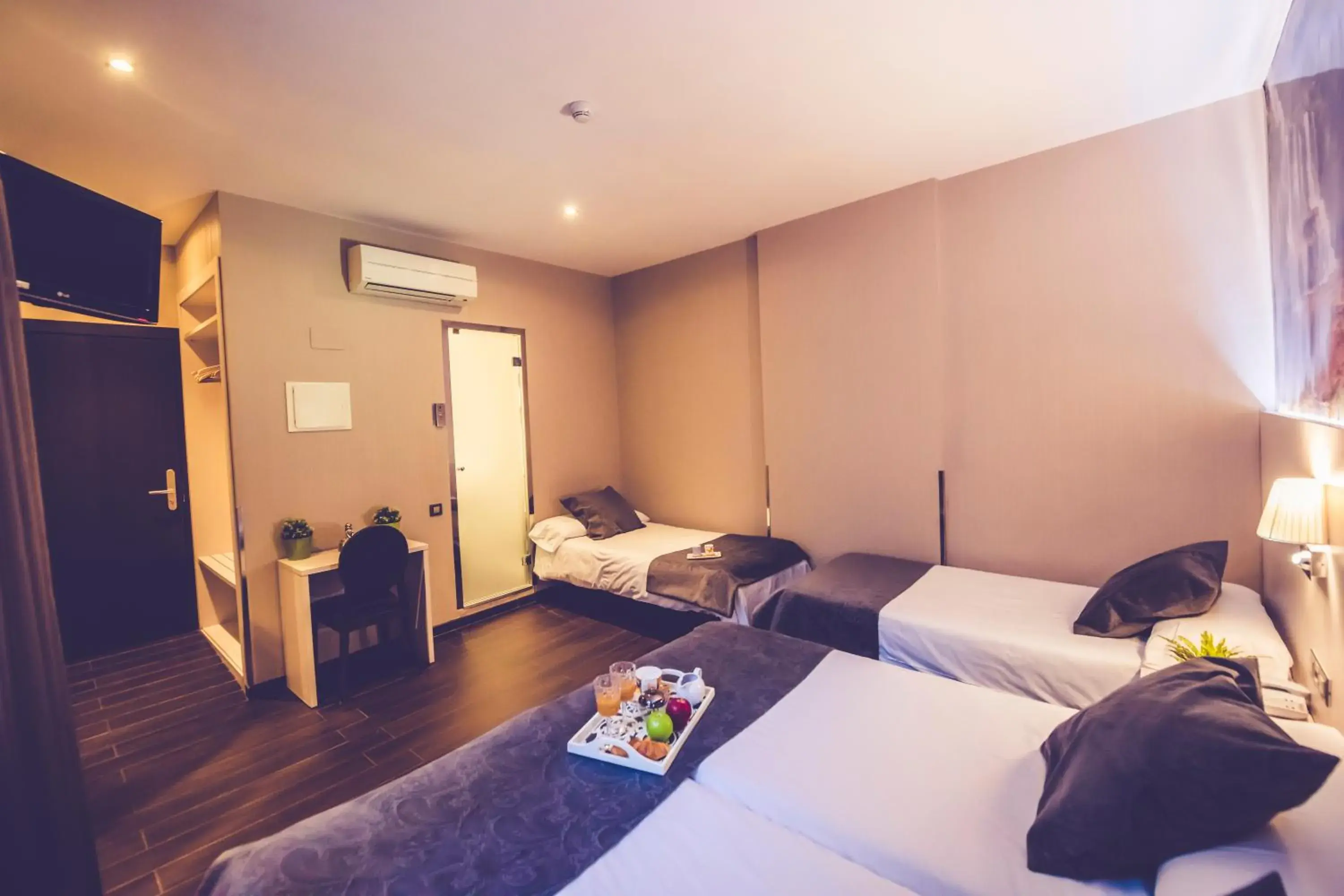 Double Room with two Extra Beds in Hostal Prado Double Room with two Extra Beds in Hostal Prado