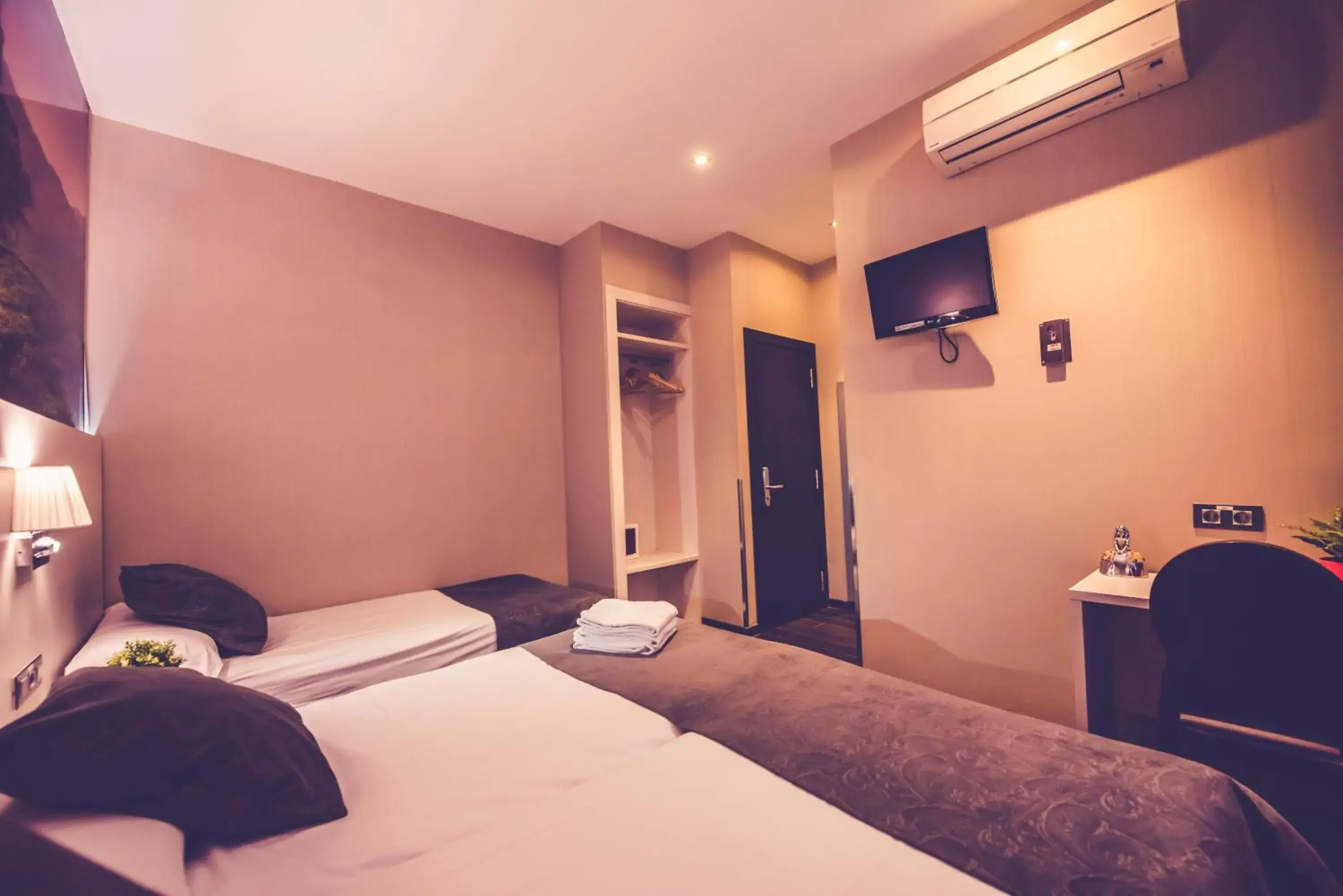 Twin Room with Extra Bed in Hostal Prado Twin Room with Extra Bed in Hostal Prado