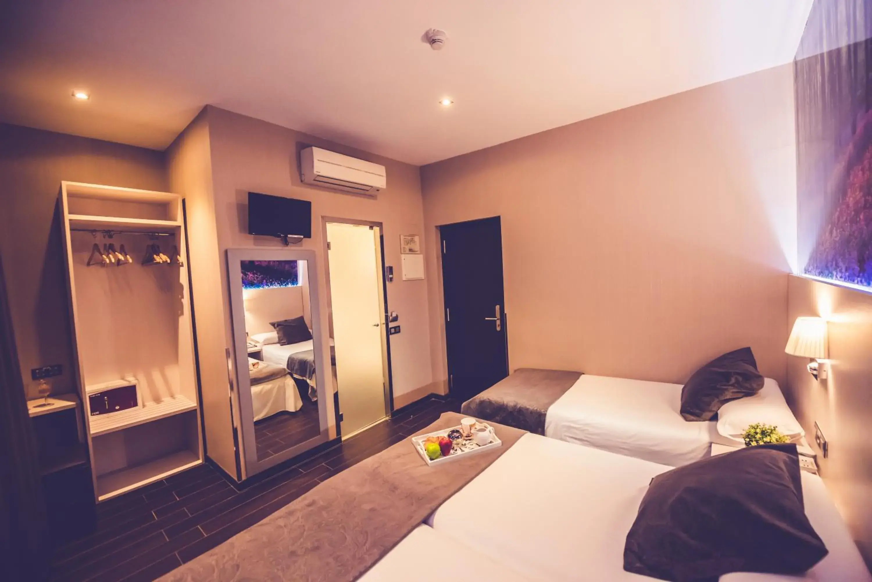 Twin Room with Extra Bed in Hostal Prado Twin Room with Extra Bed in Hostal Prado