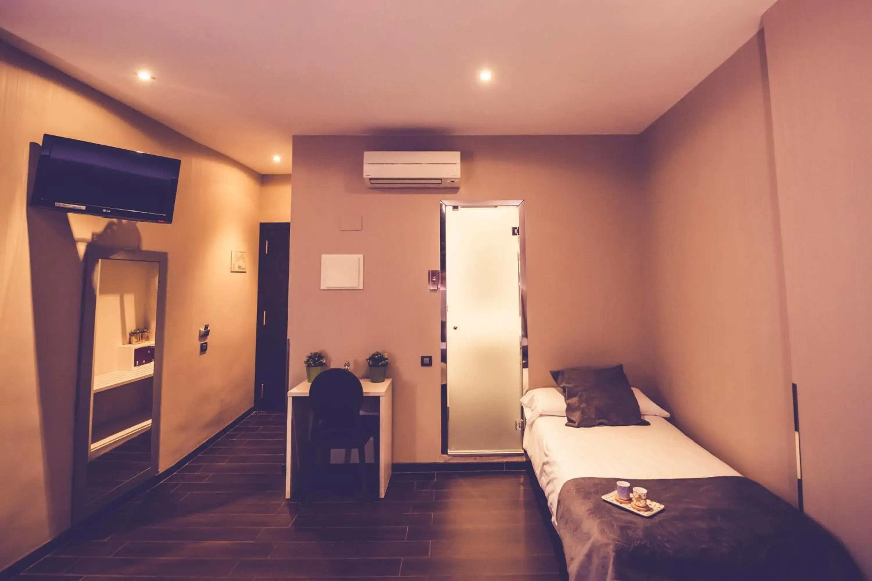 Double Room with two Extra Beds in Hostal Prado Double Room with two Extra Beds in Hostal Prado