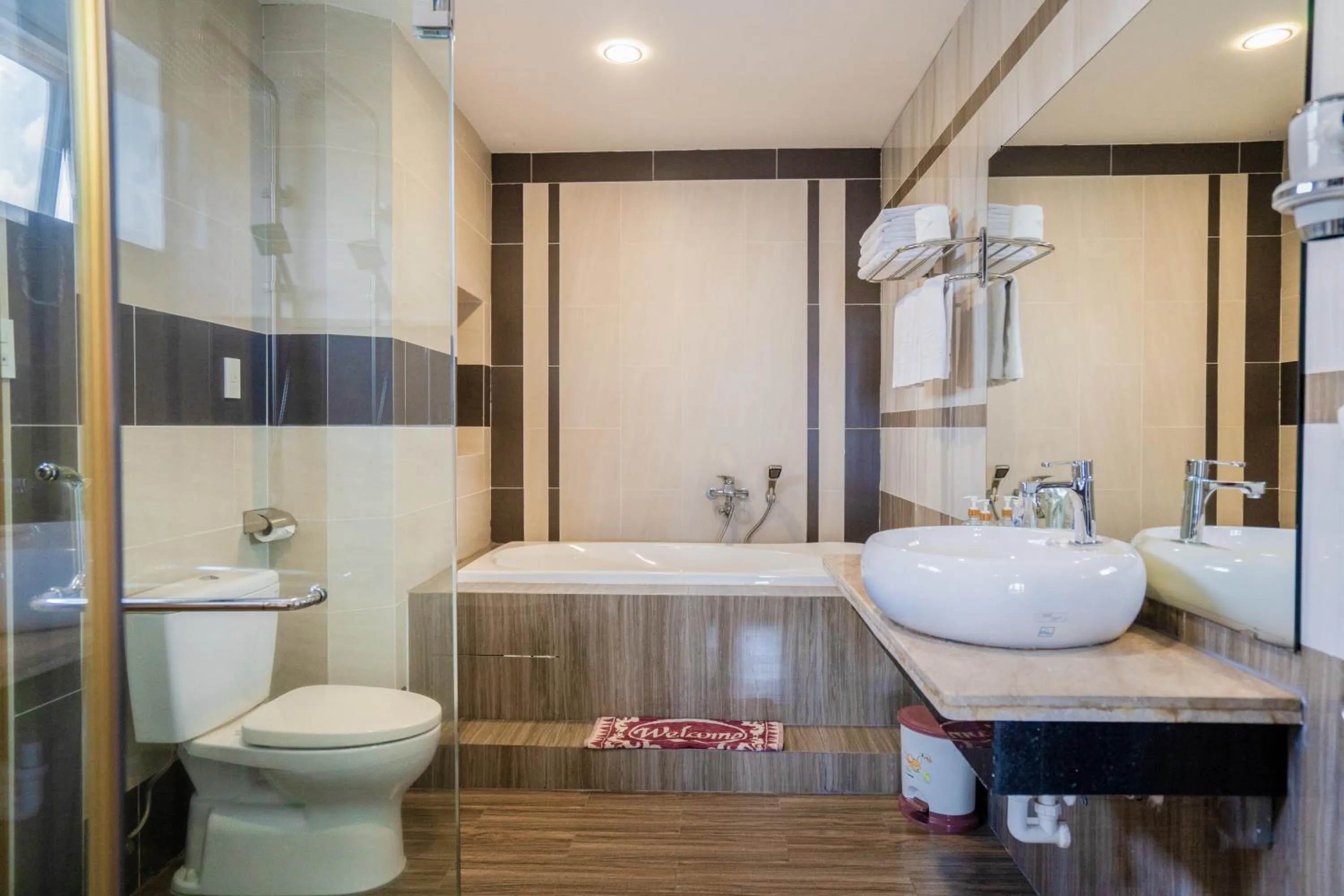 Toilet in C'Lavie Hotel - Saigon Airport Hotel