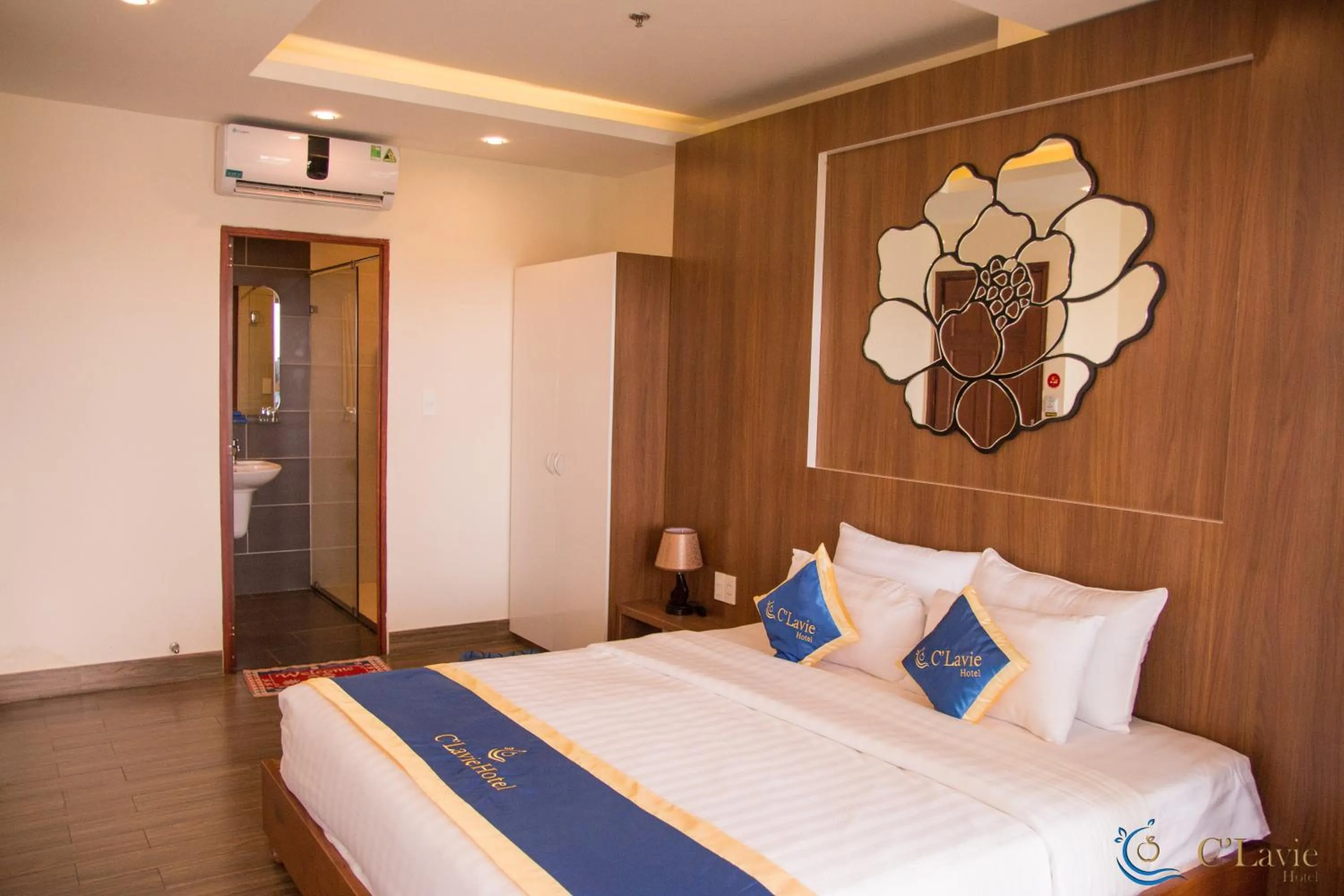 Photo of the whole room, Bed in C'Lavie Hotel - Saigon Airport Hotel
