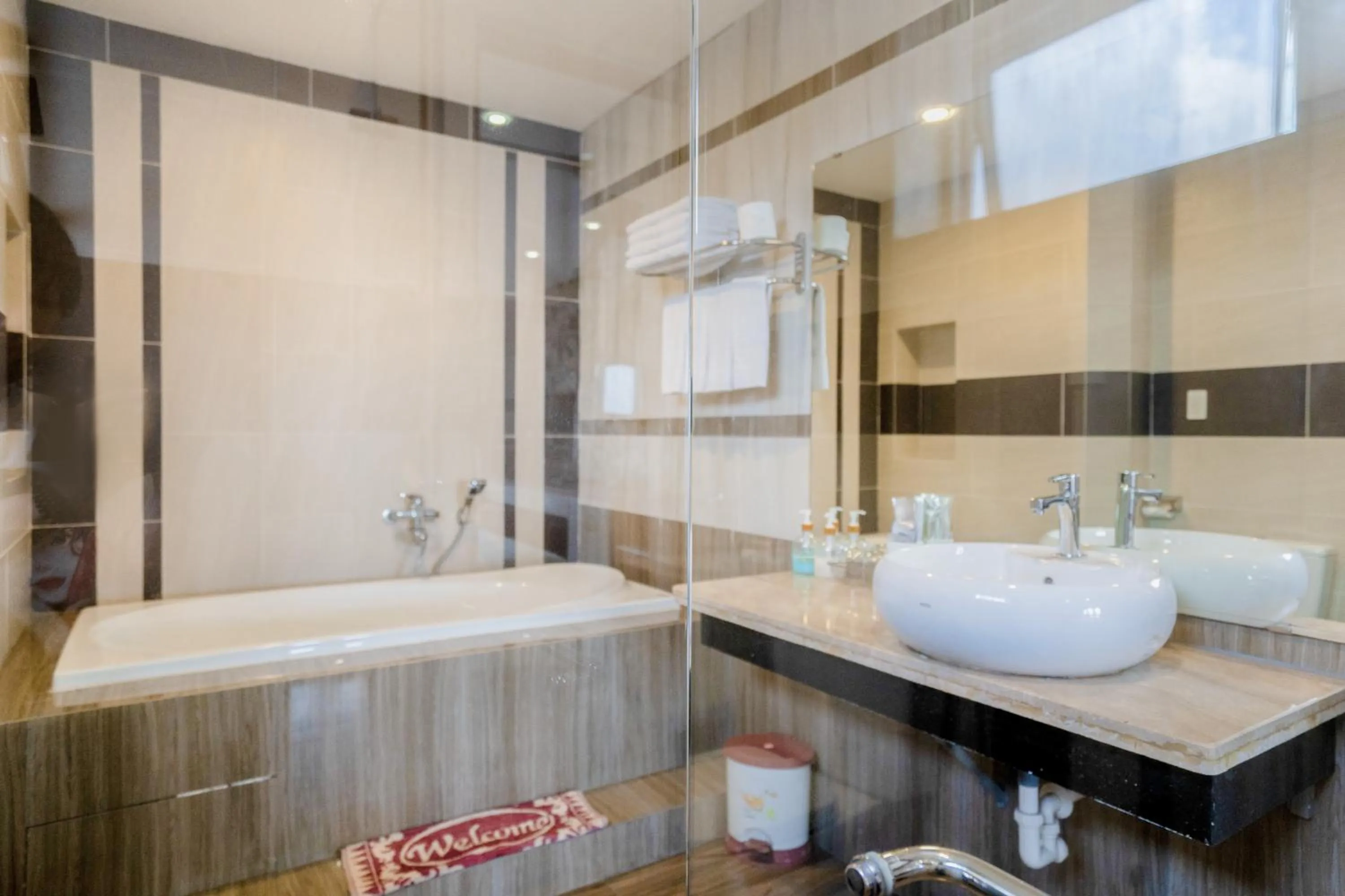 Bathroom in C'Lavie Hotel - Saigon Airport Hotel