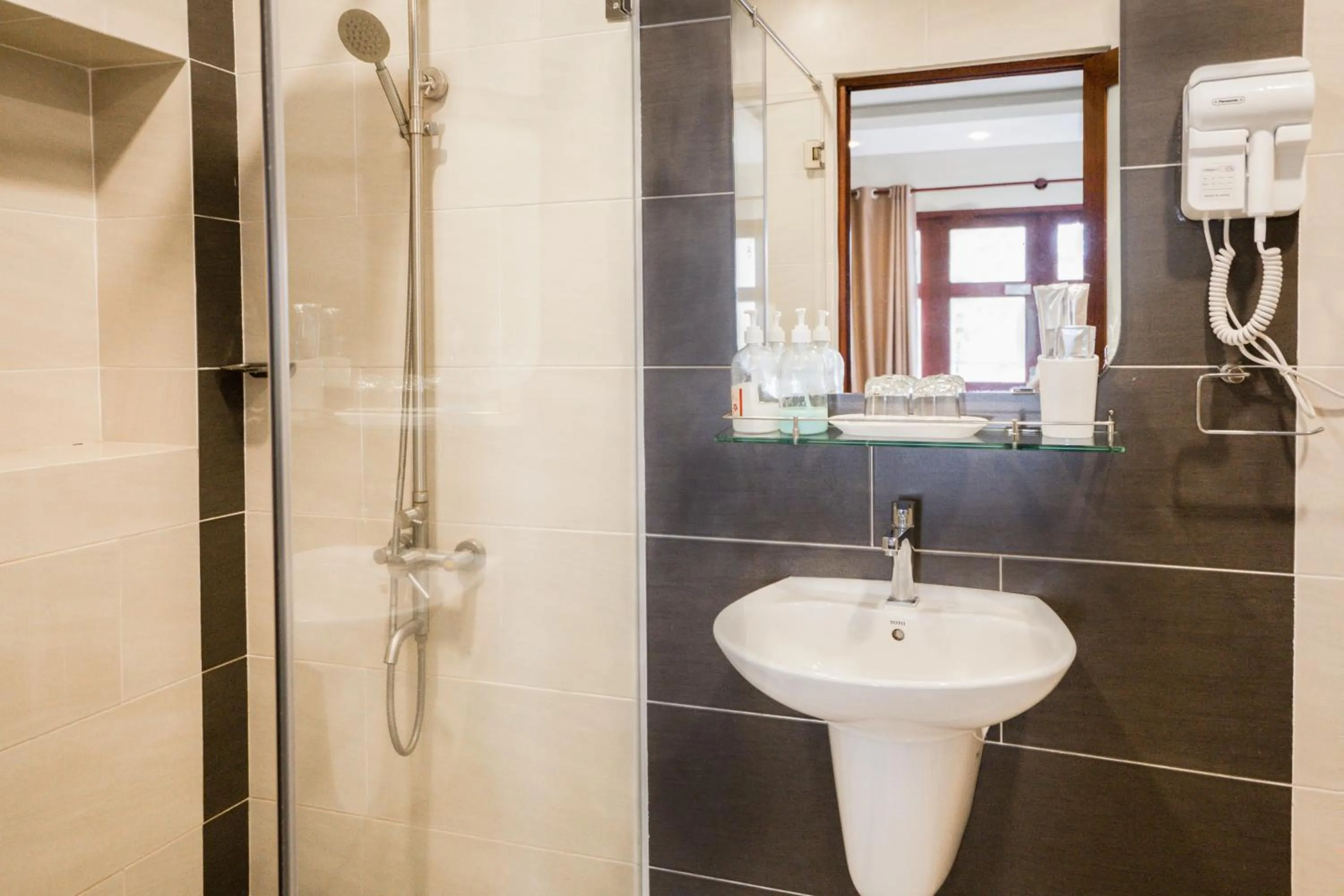 Shower in C'Lavie Hotel - Saigon Airport Hotel