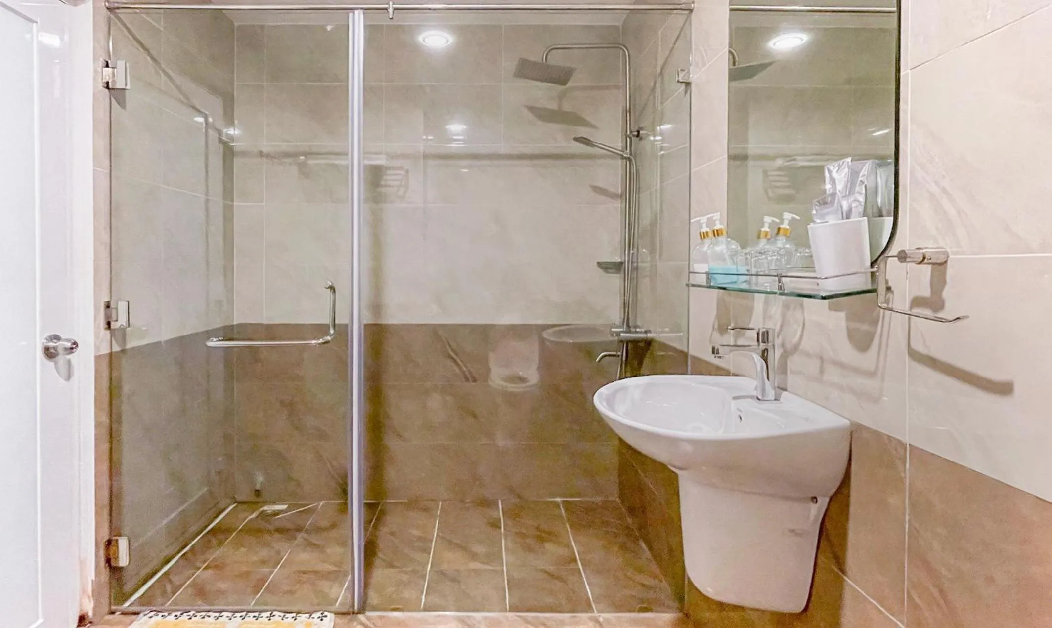 Shower in C'Lavie Hotel - Saigon Airport Hotel