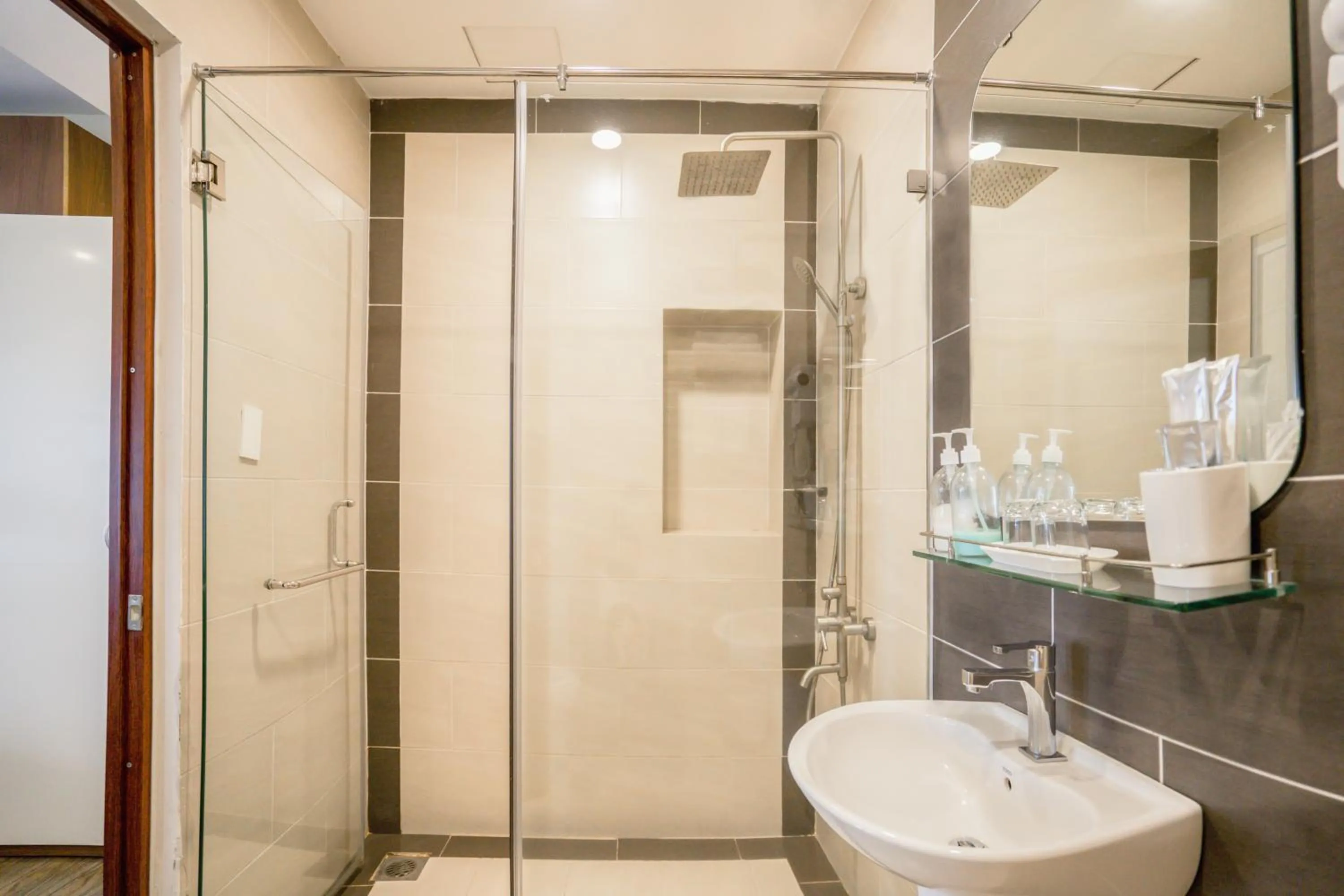 Toilet in C'Lavie Hotel - Saigon Airport Hotel