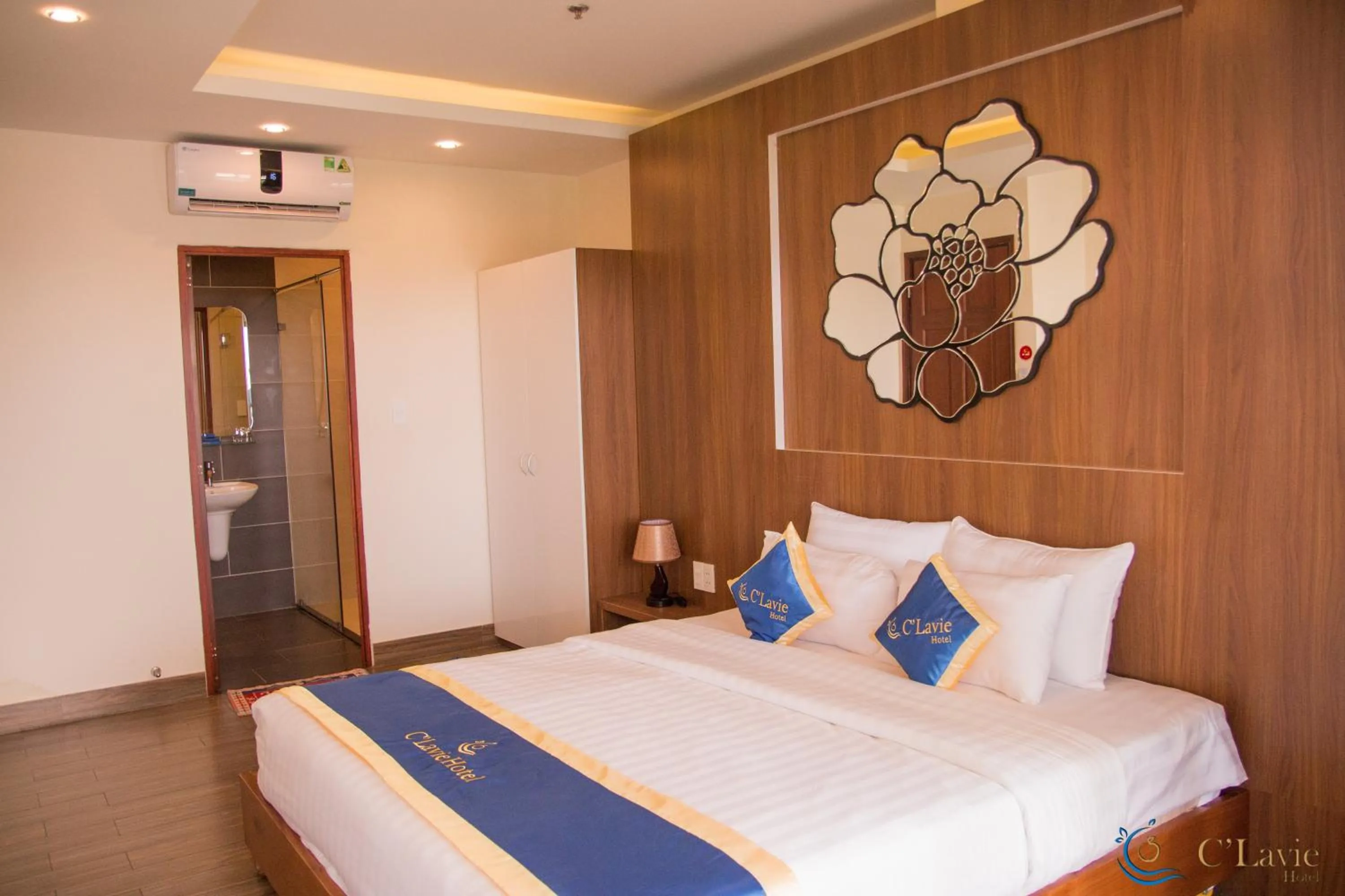 Photo of the whole room, Bed in C'Lavie Hotel - Saigon Airport Hotel