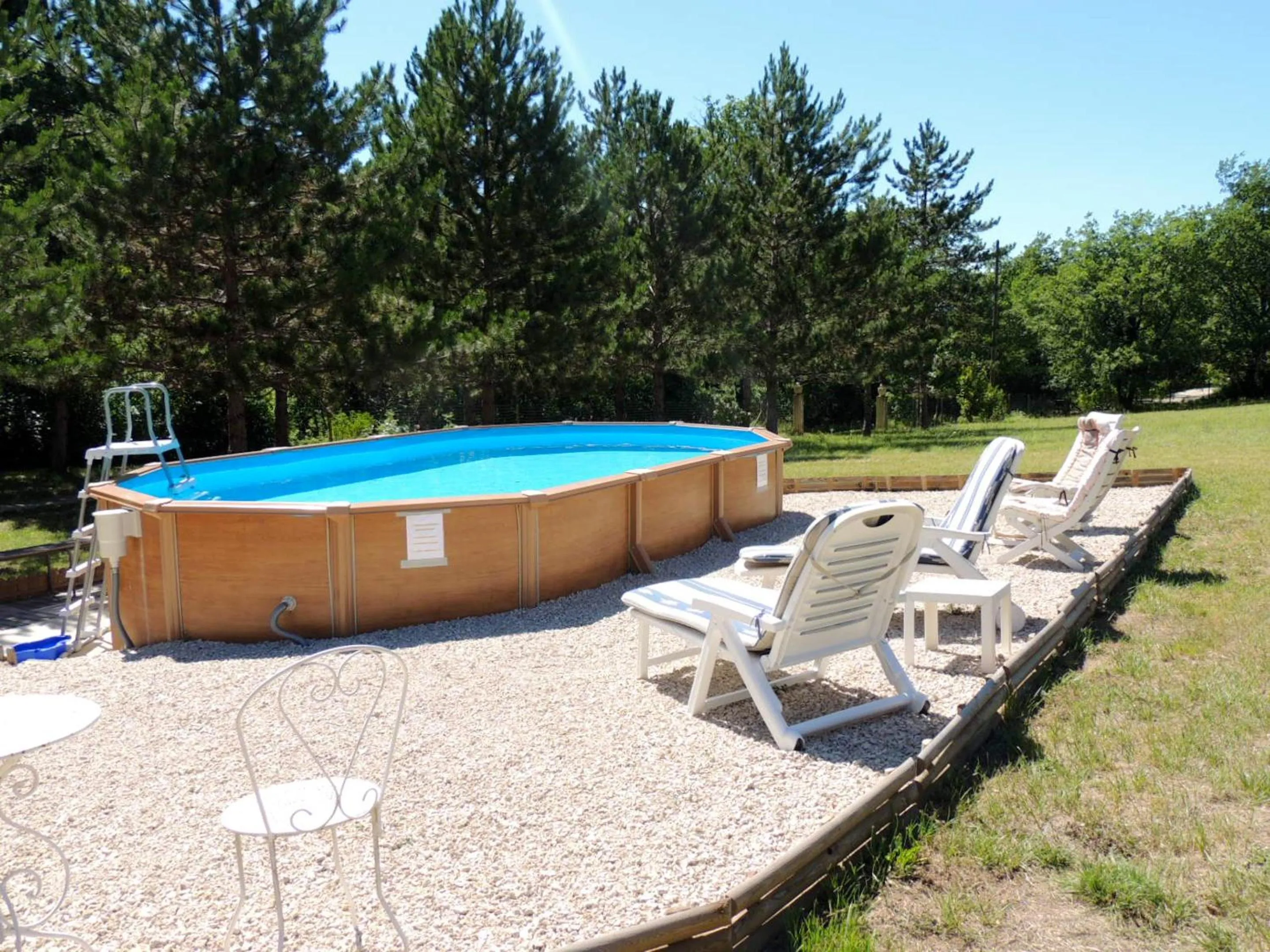 Chalet confortable aux Tourettes avec piscine partagée