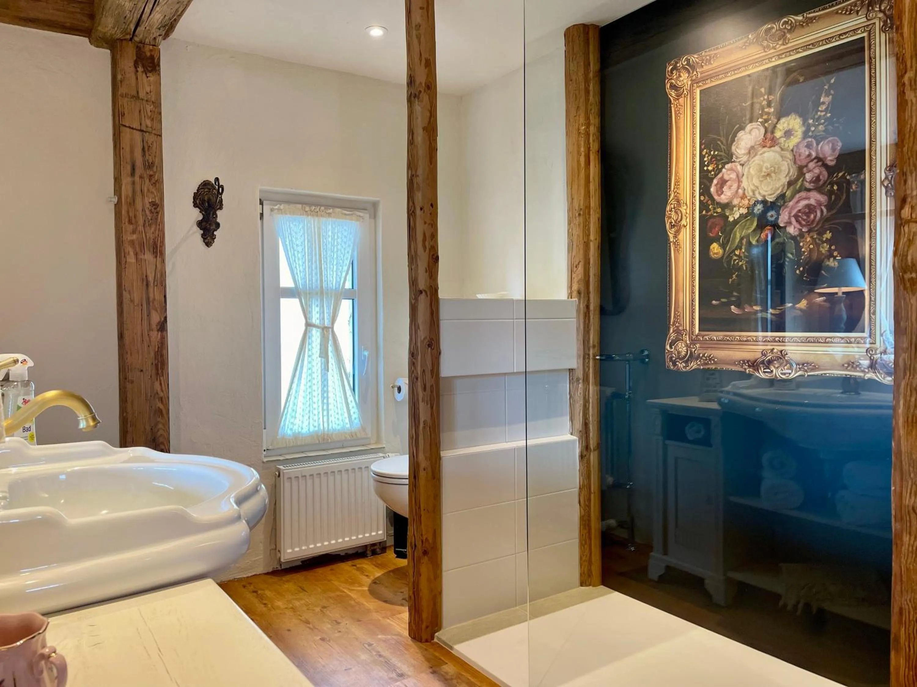 Bathroom, Bed in Weißt Du noch - Gästehäuser & Suiten