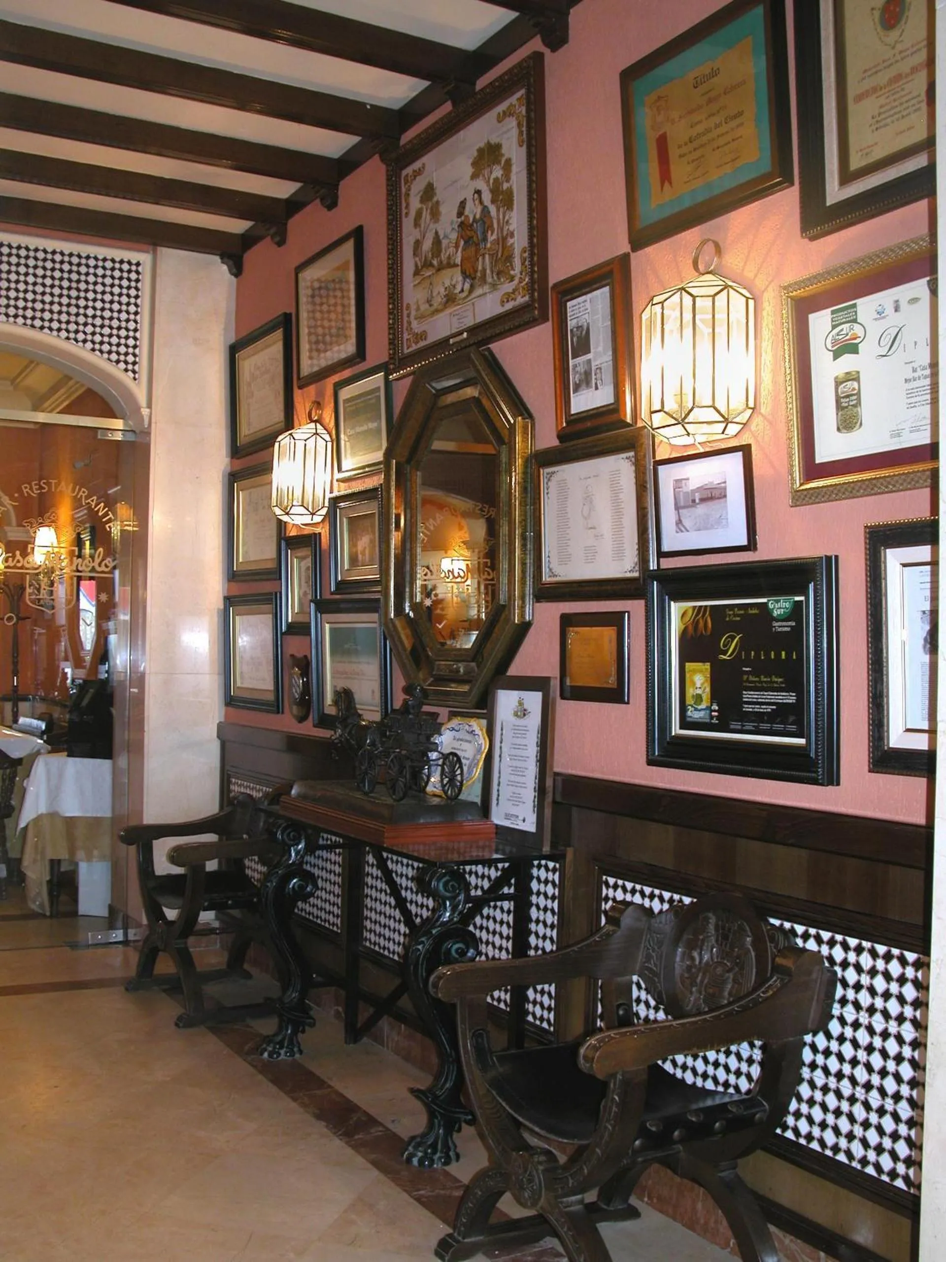 Restaurant/places to eat in Hotel Manolo Mayo