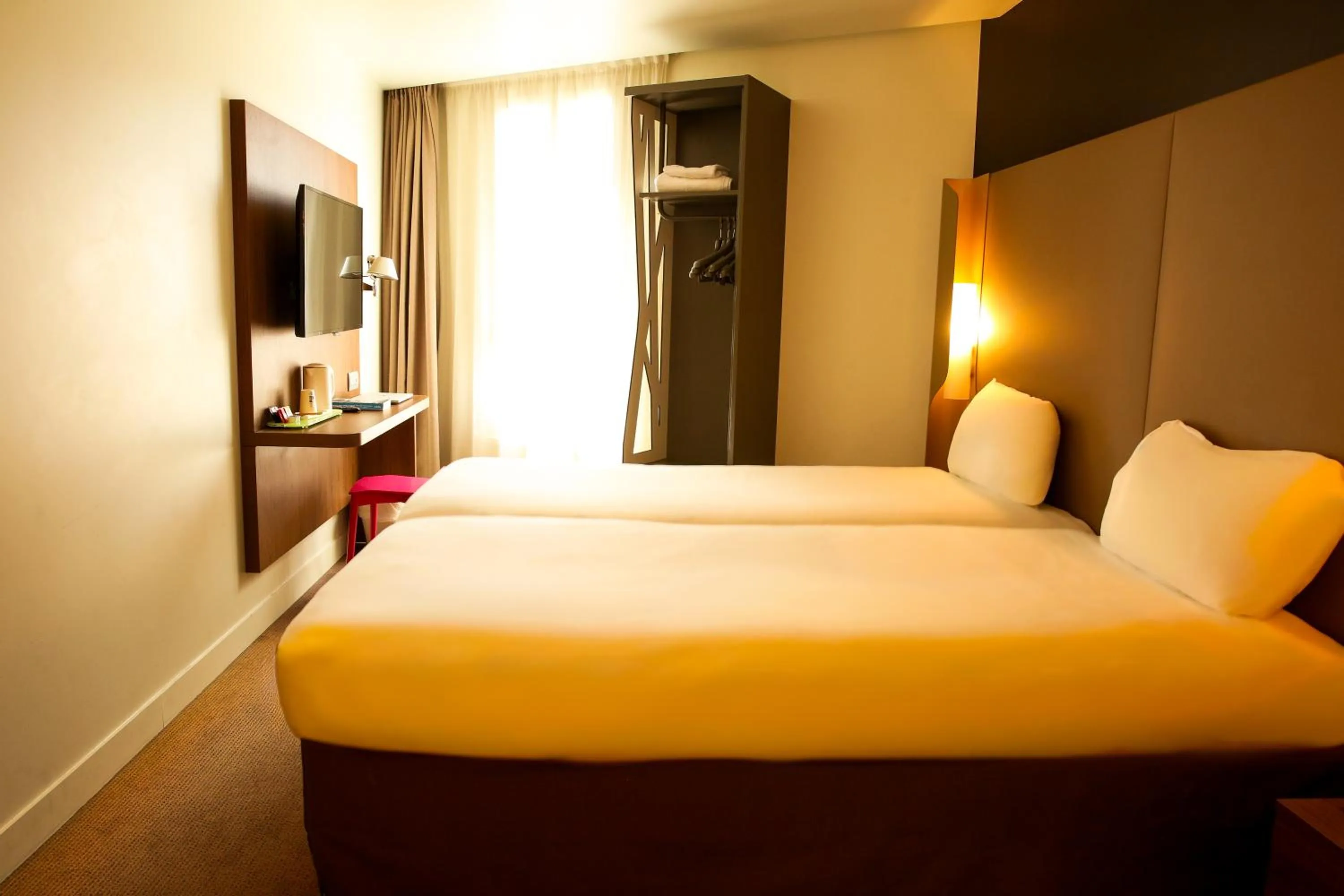 Bedroom, Bed in CAMPANILE PARIS - Clichy Centre