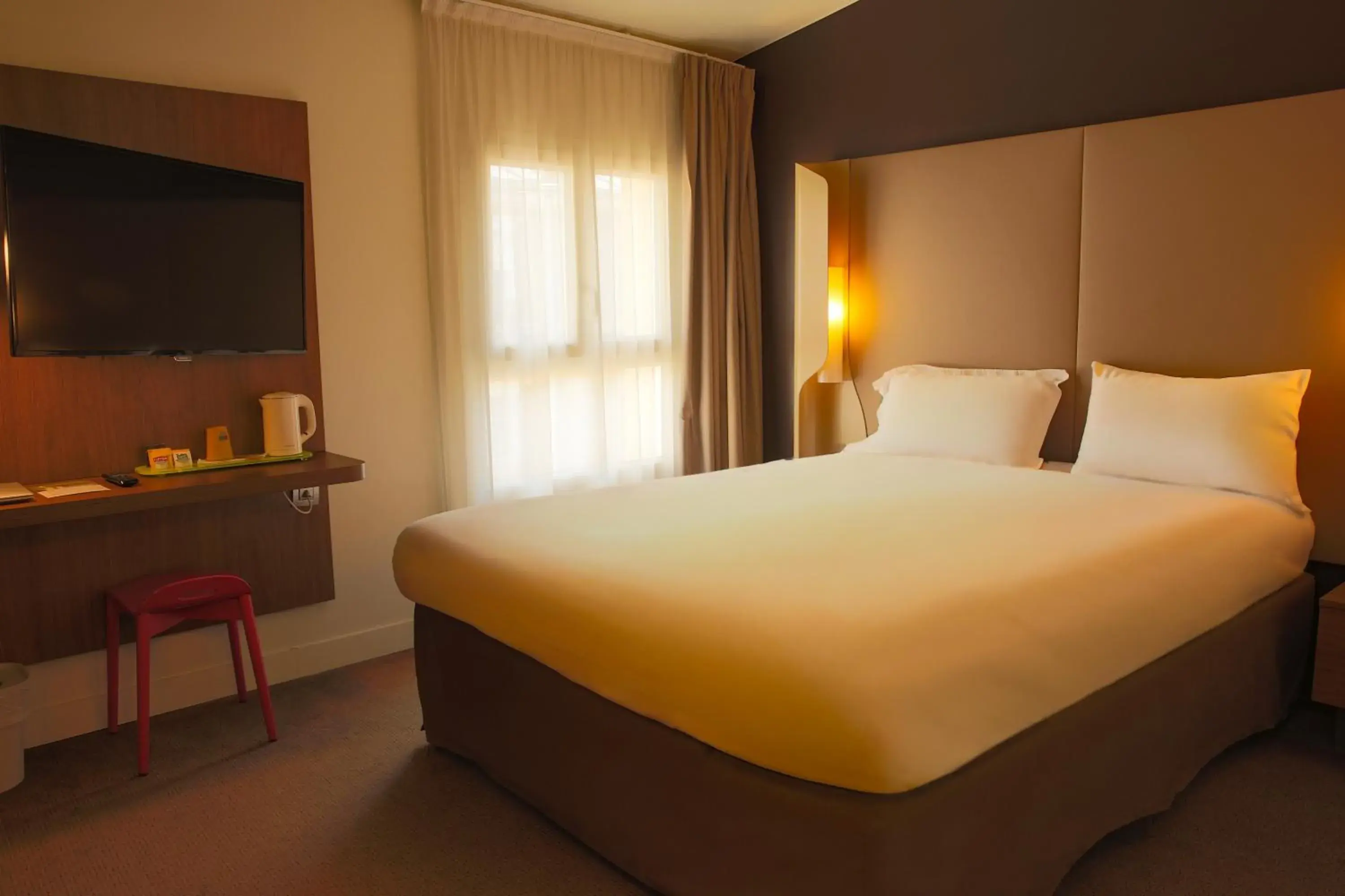 Bedroom, Bed in CAMPANILE PARIS - Clichy Centre Bedroom, Bed in CAMPANILE PARIS - Clichy Centre