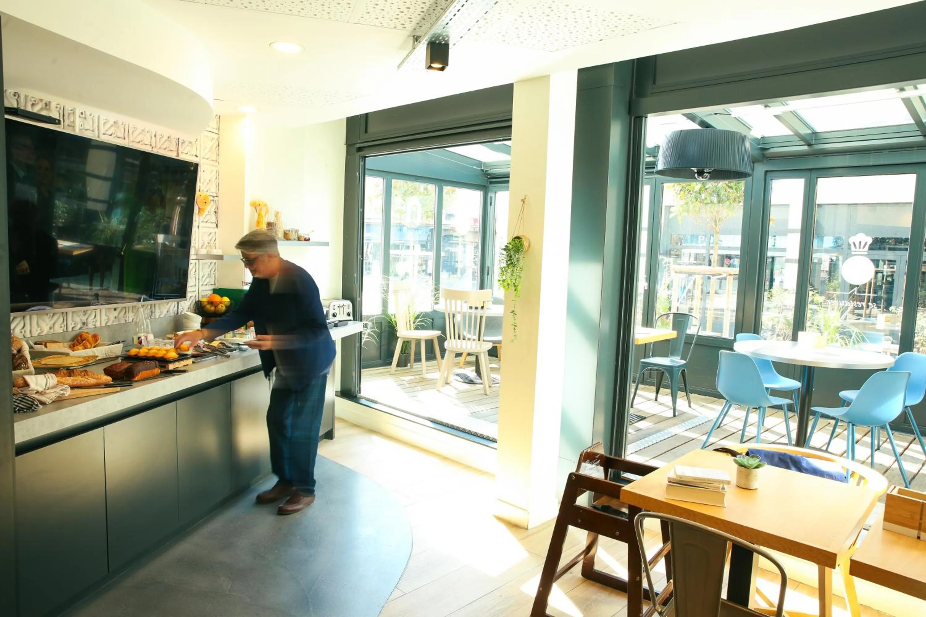 Restaurant/places to eat in CAMPANILE PARIS - Clichy Centre