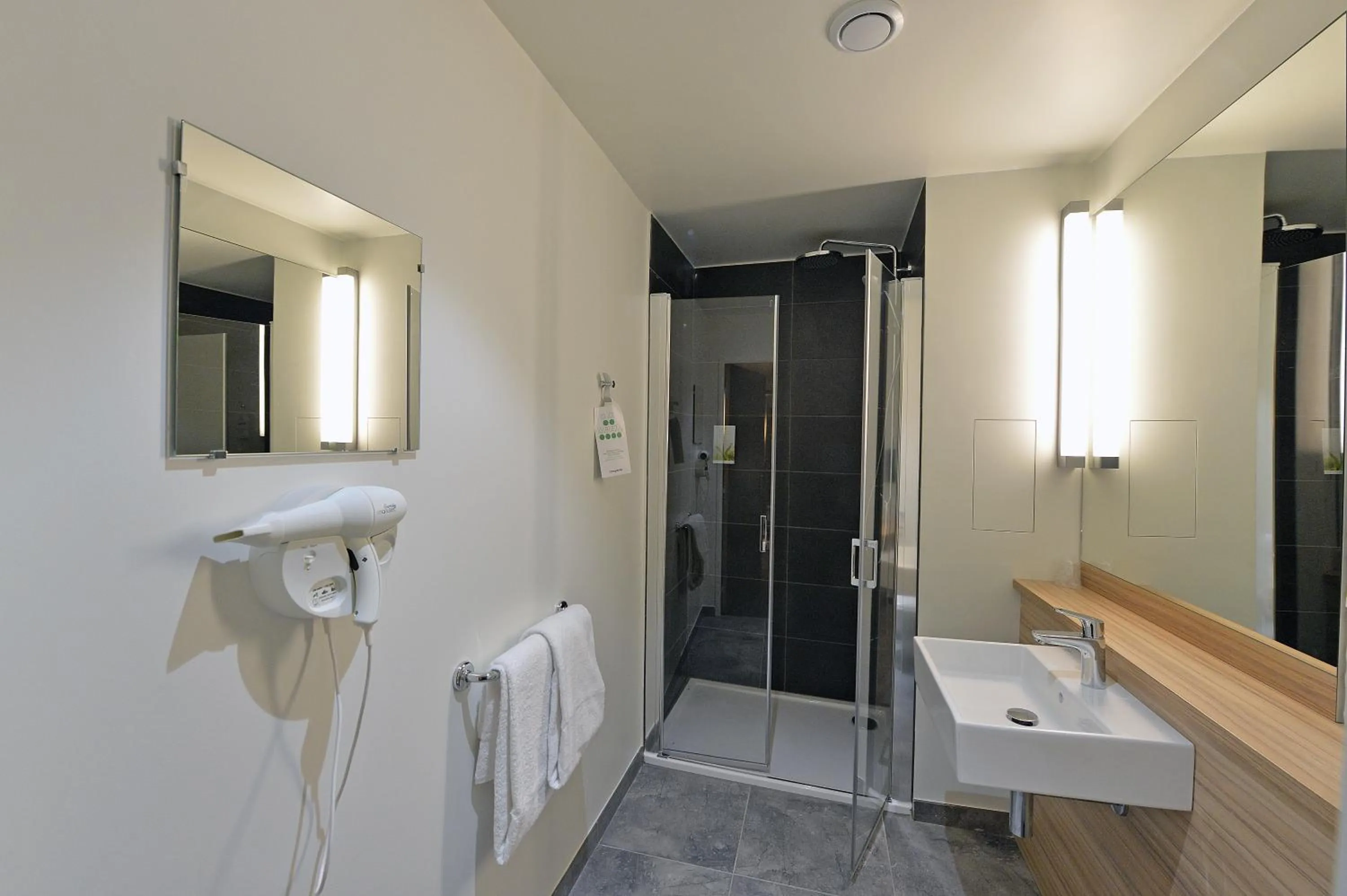 Bathroom in CAMPANILE PARIS - Clichy Centre