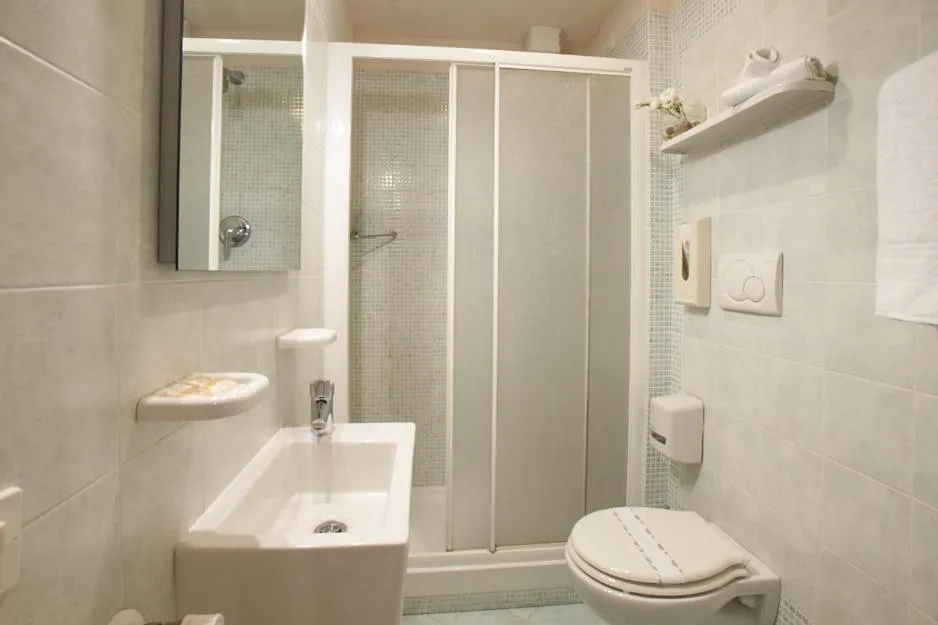 Shower in Hotel Lago Verde