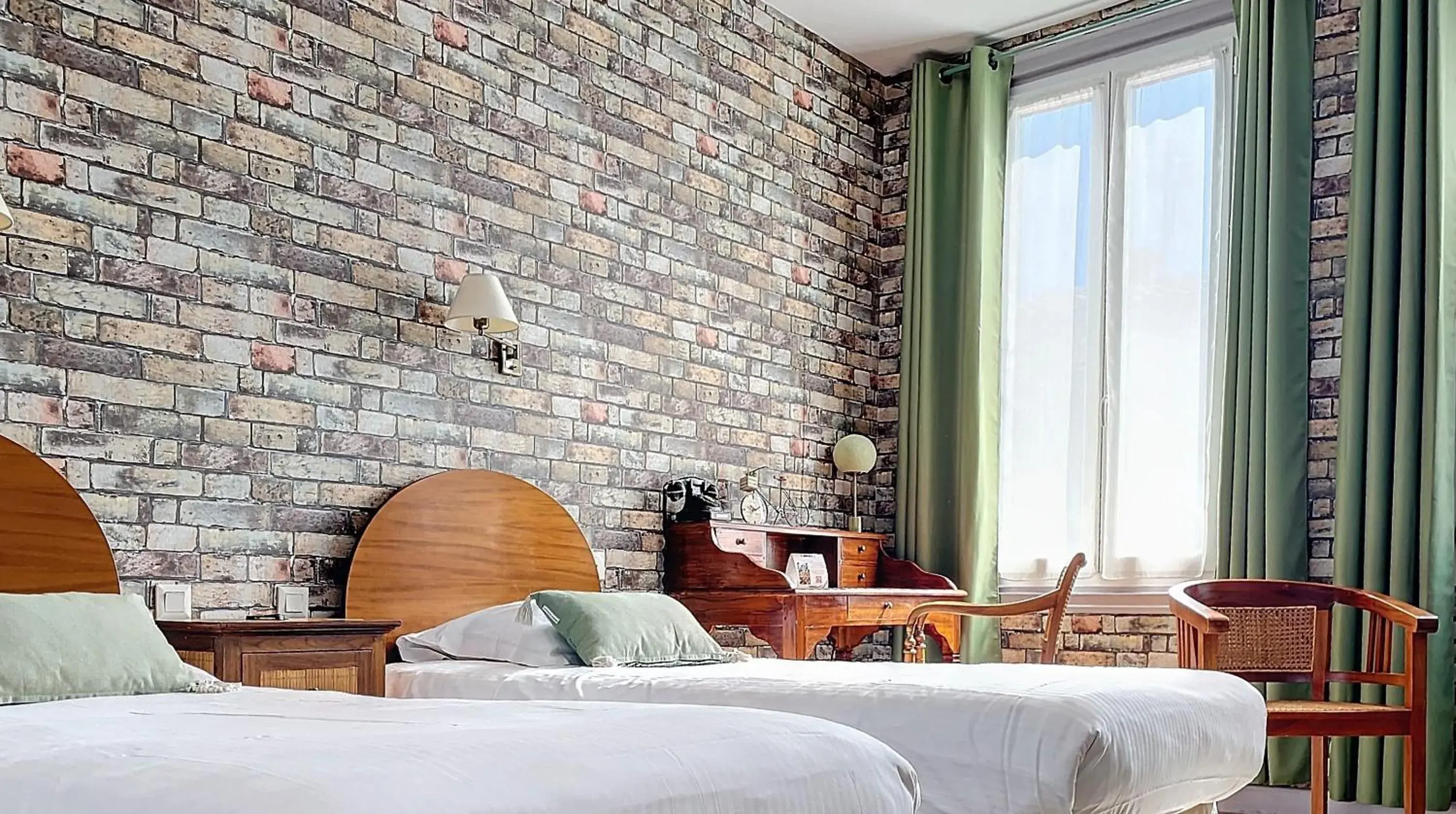 Bed in The Originals Boutique, Hôtel Roca-Fortis, Rochefort Bed in The Originals Boutique, Hôtel Roca-Fortis, Rochefort