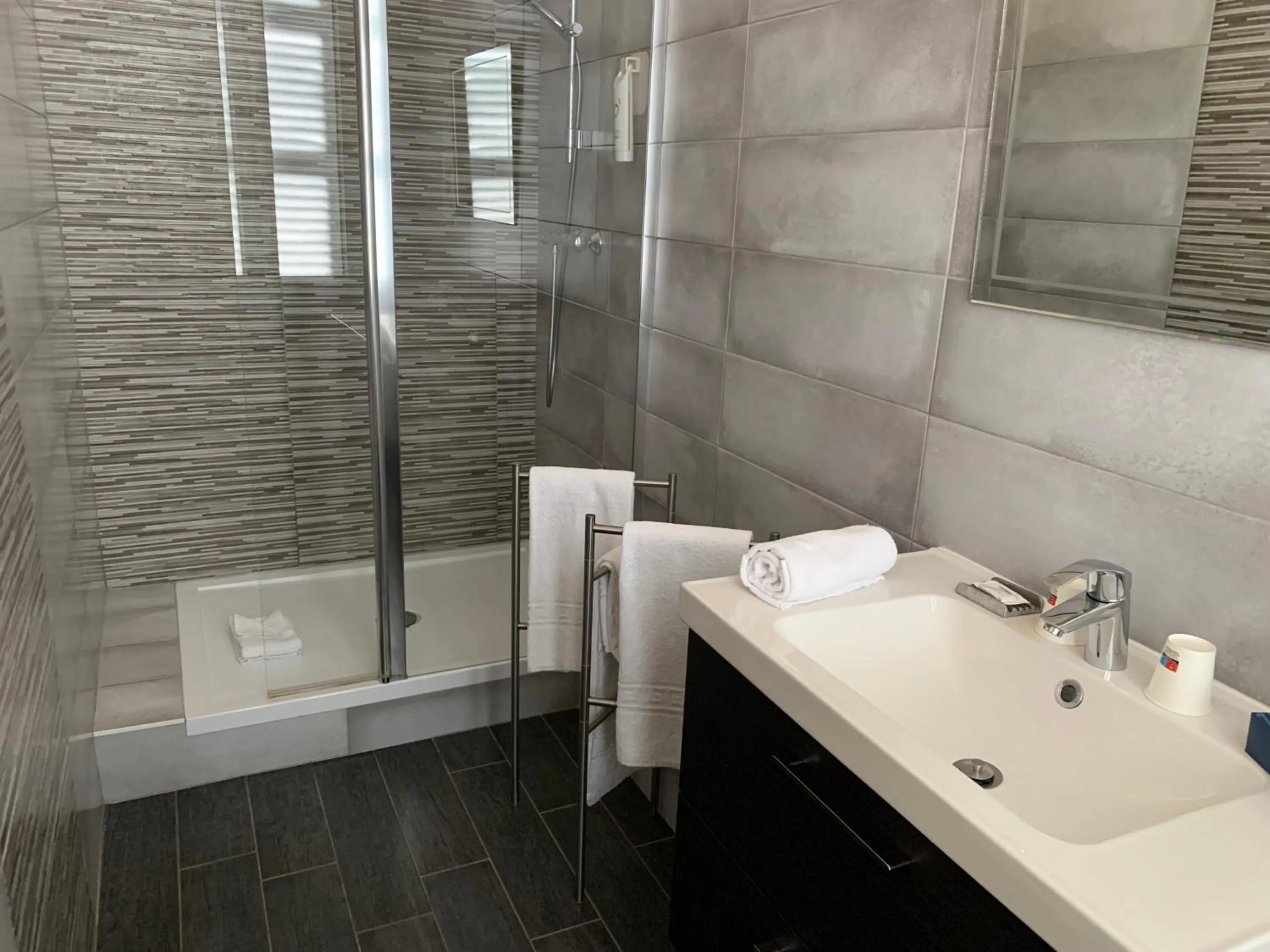 Shower in The Originals Boutique, Hôtel Roca-Fortis, Rochefort