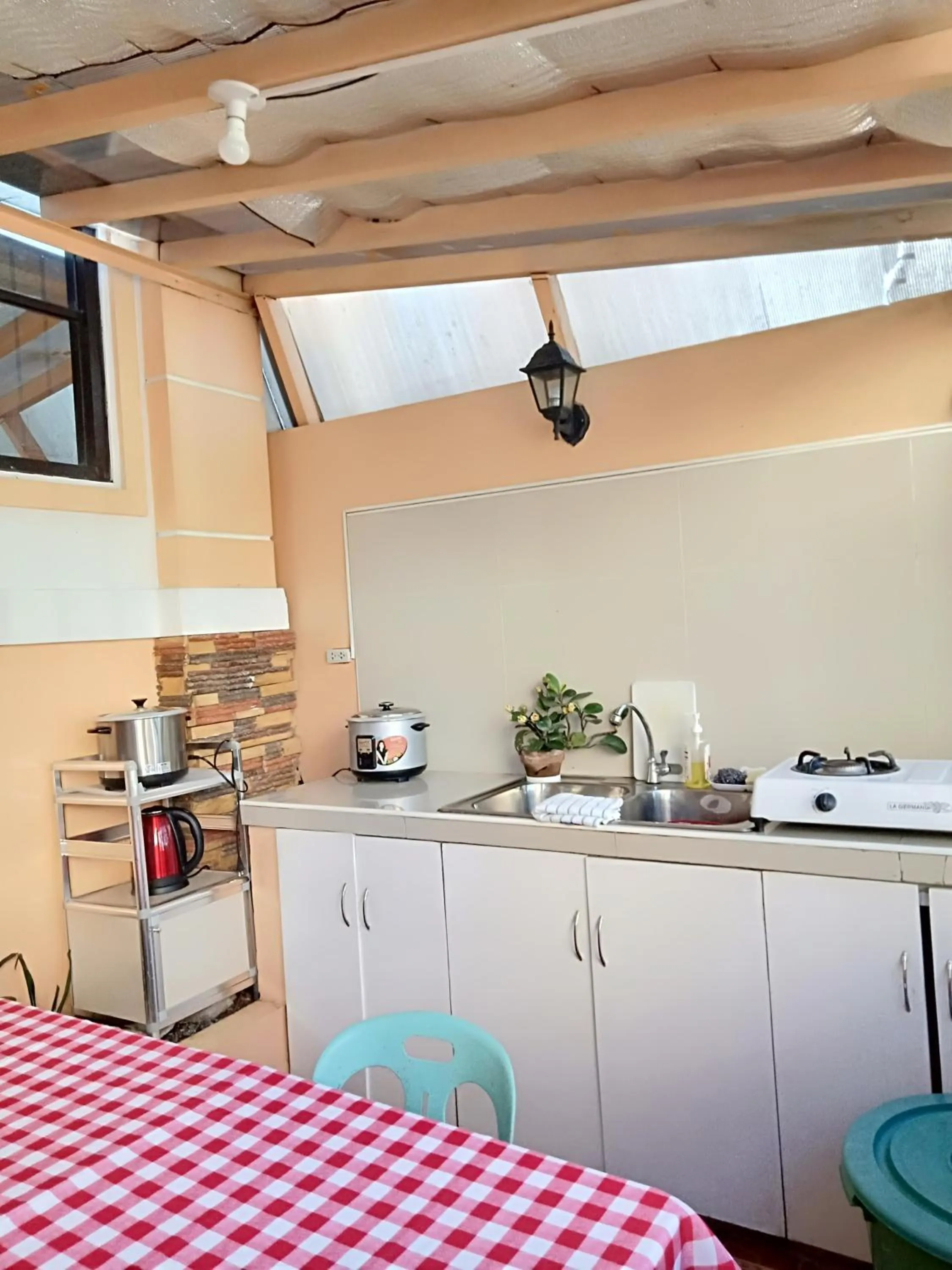 Communal kitchen in Mary Chiang Baguio Transient House