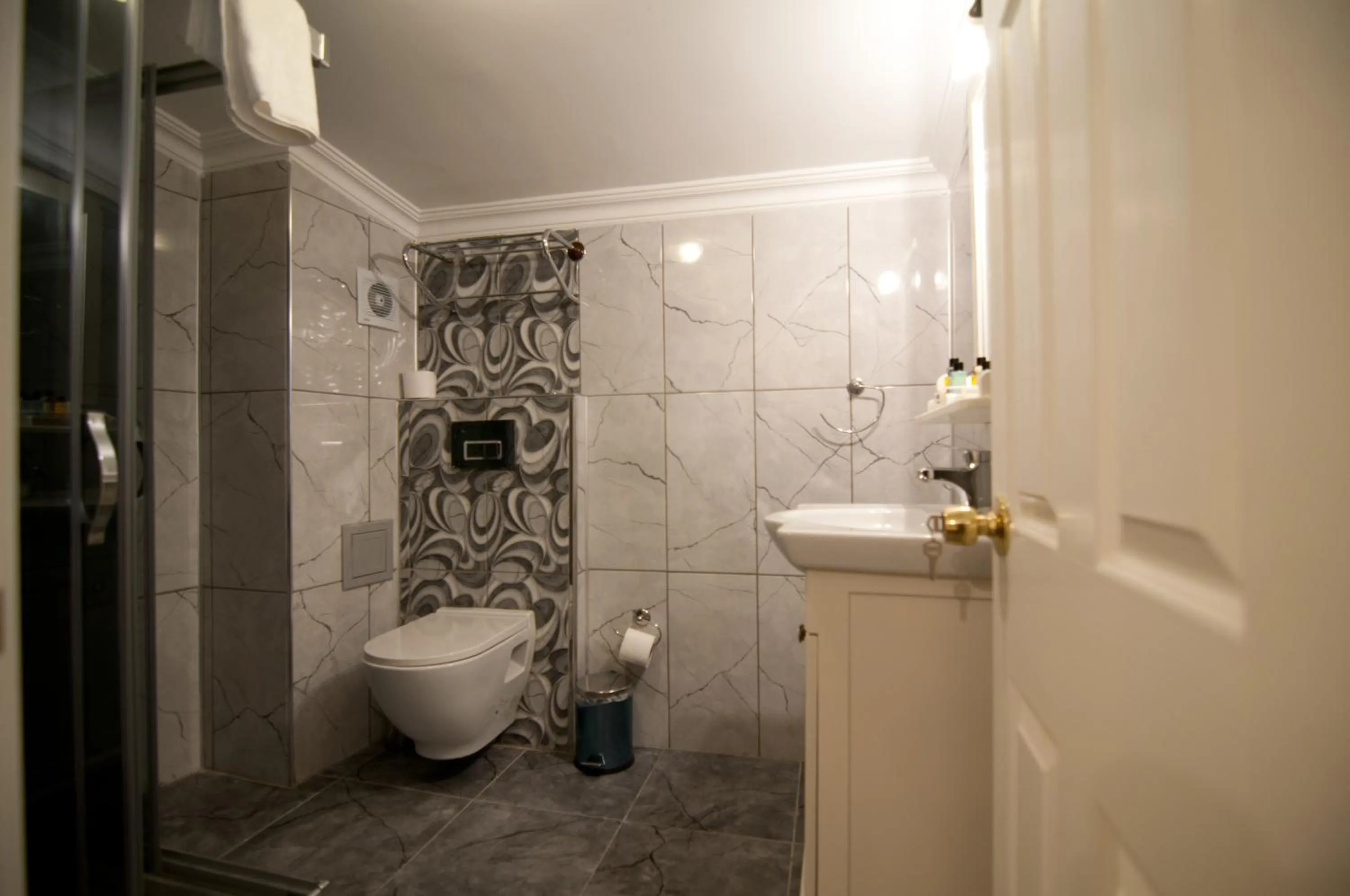 Shower in Mevlana Hotel