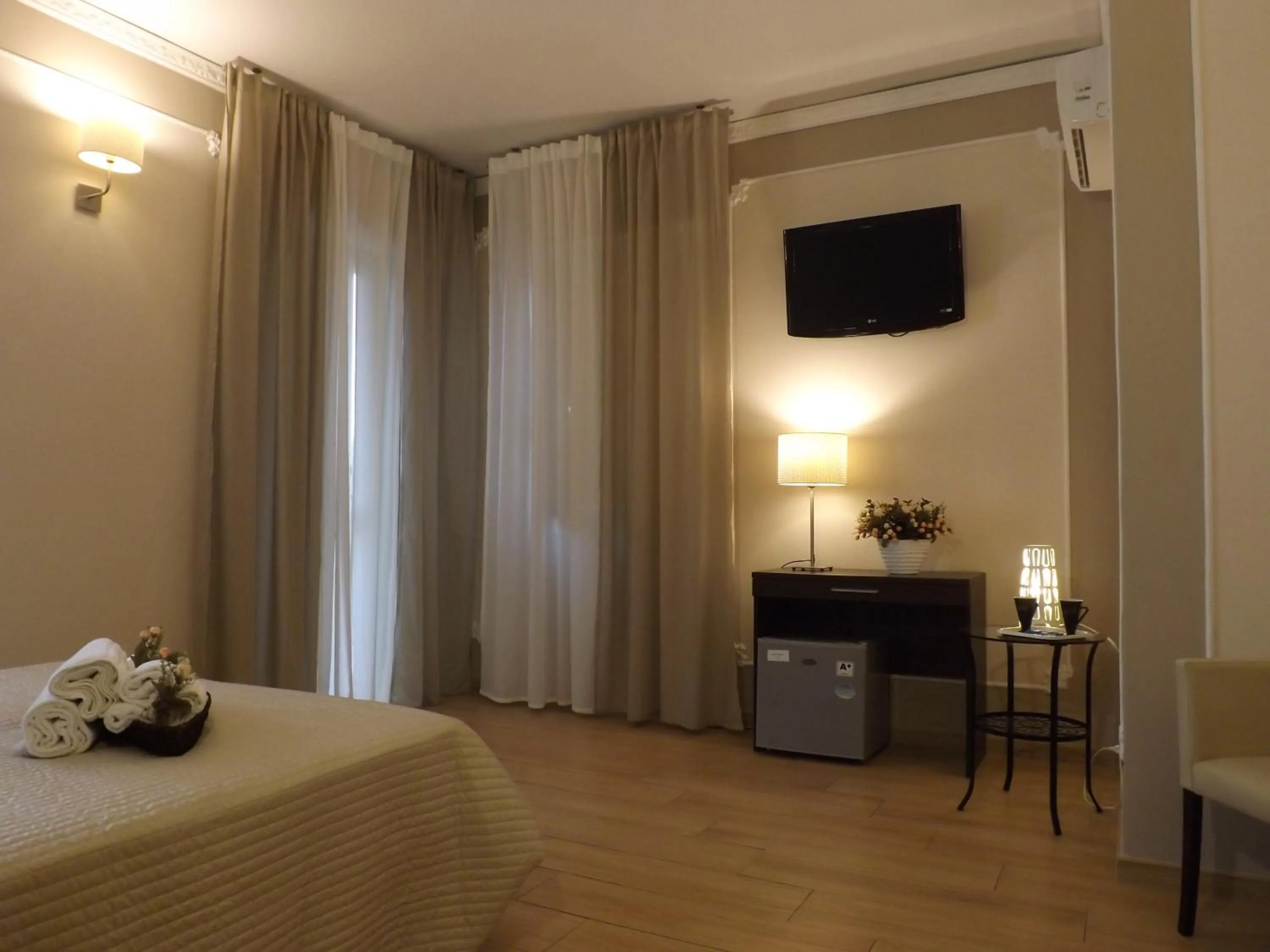 Photo of the whole room, Bed in La Maison Des Rêves