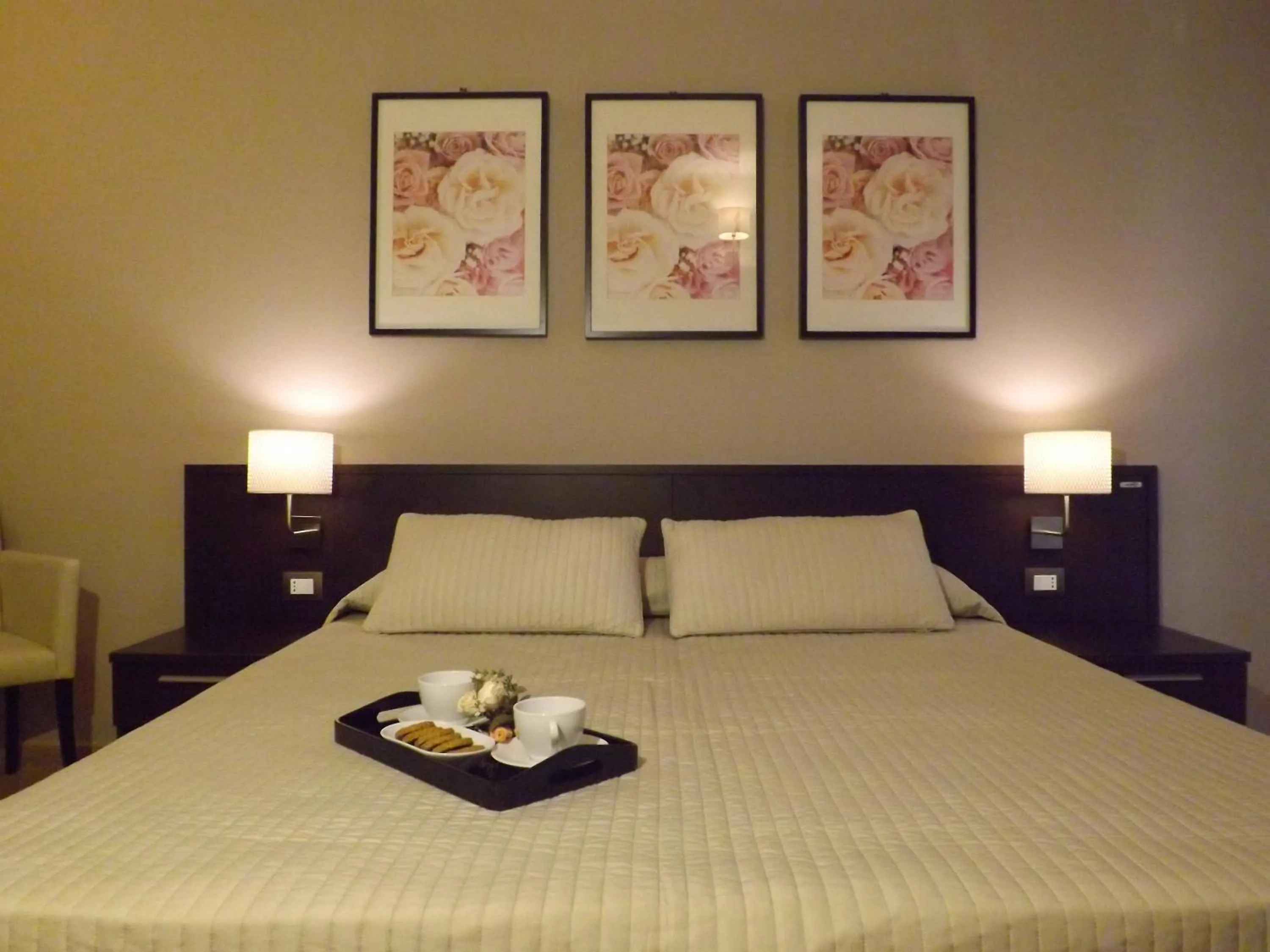 Photo of the whole room, Bed in La Maison Des Rêves