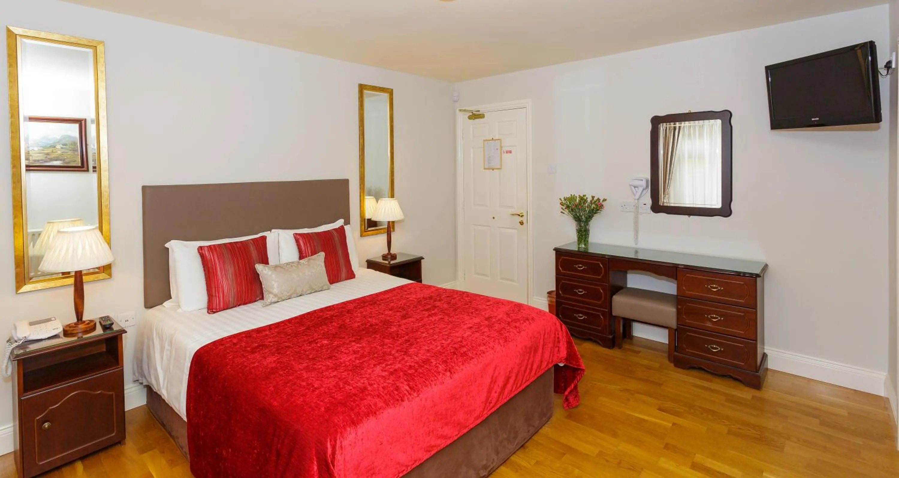 Photo of the whole room, Bed in Ashville House
