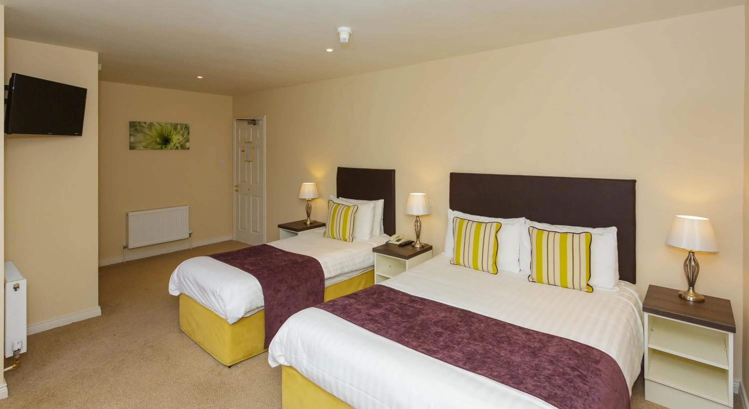 Photo of the whole room, Bed in Ashville House
