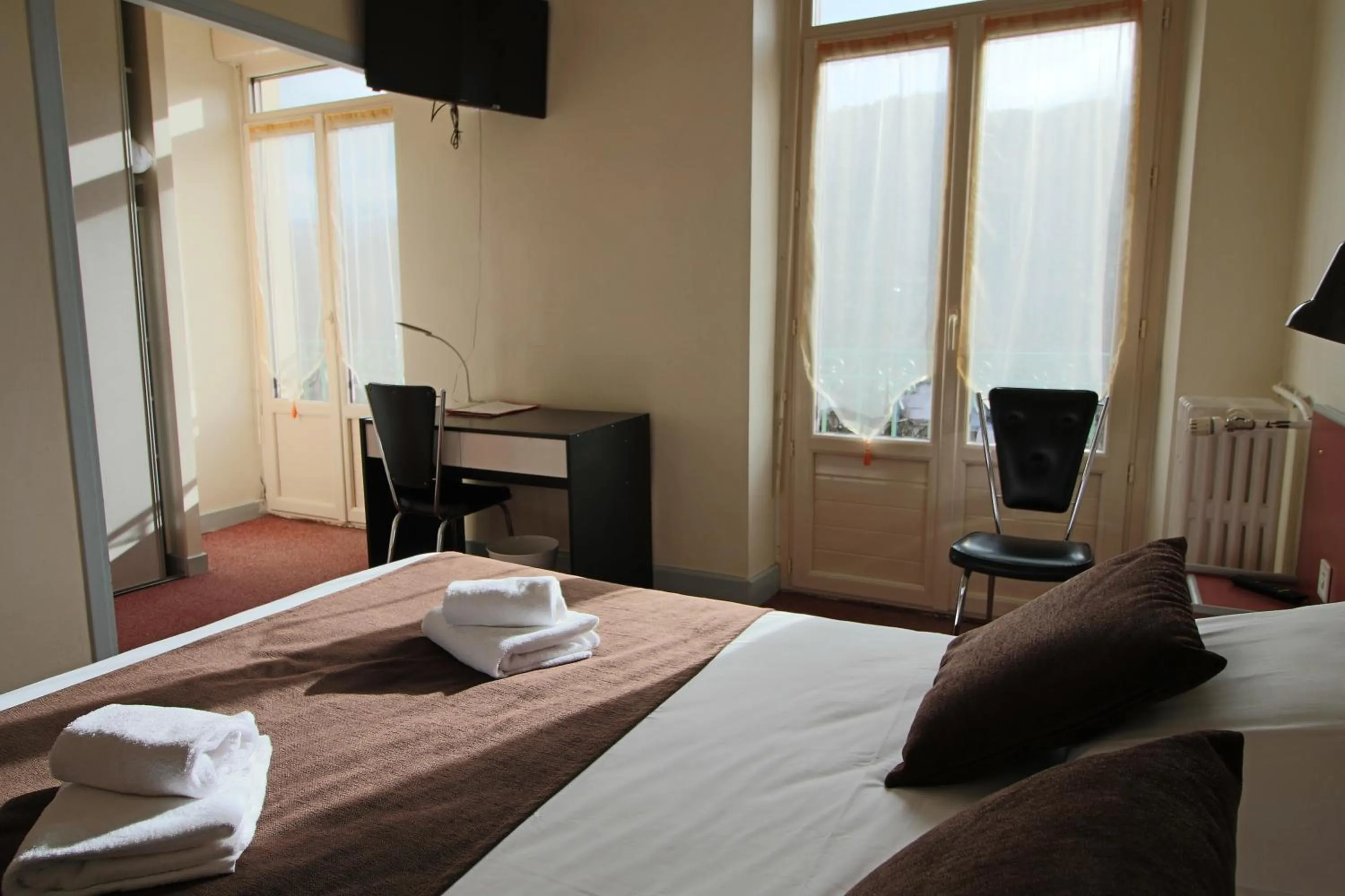 Photo of the whole room, Bed in Hotel Au Val Doré