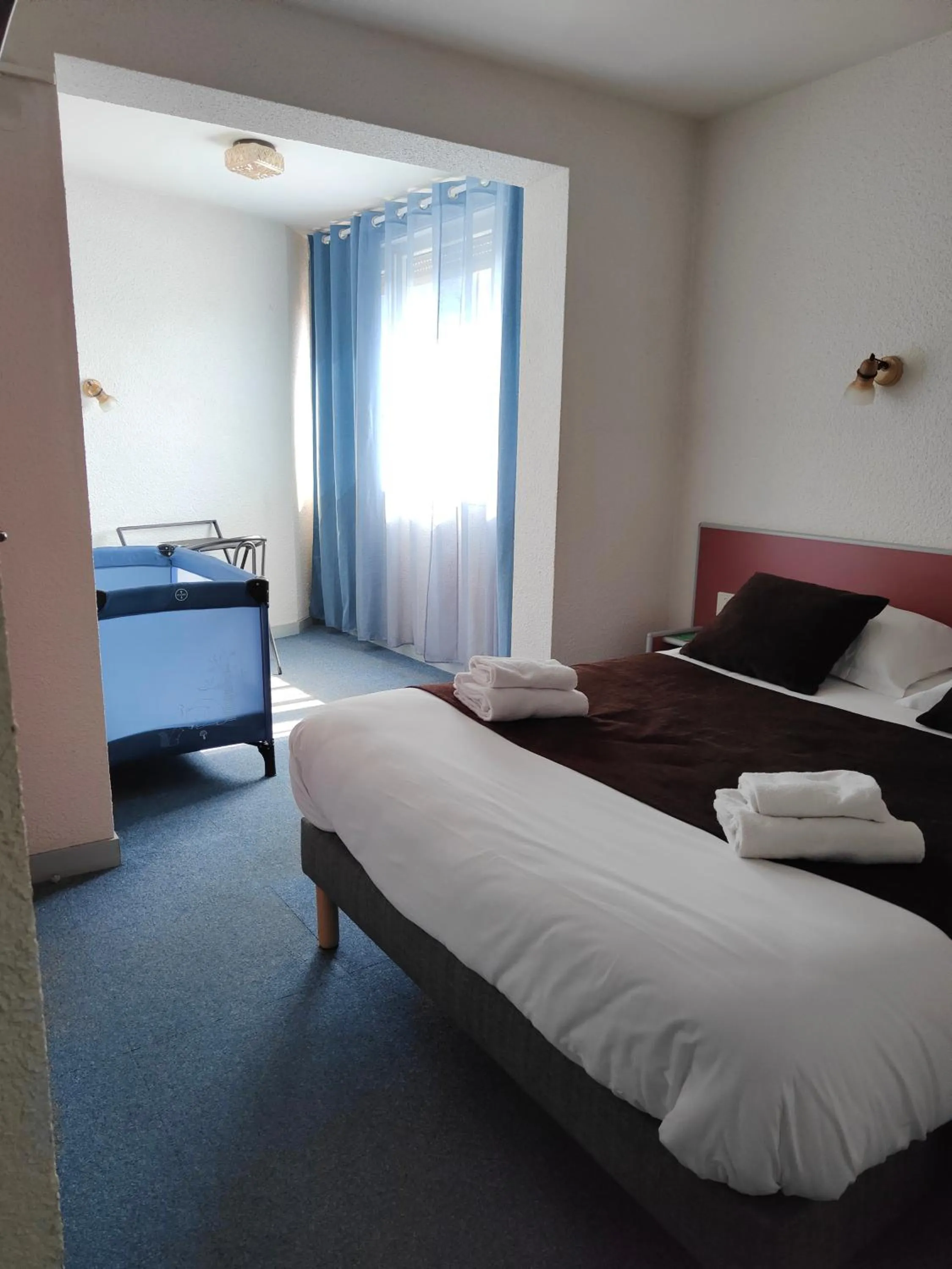 Photo of the whole room, Bed in Hotel Au Val Doré