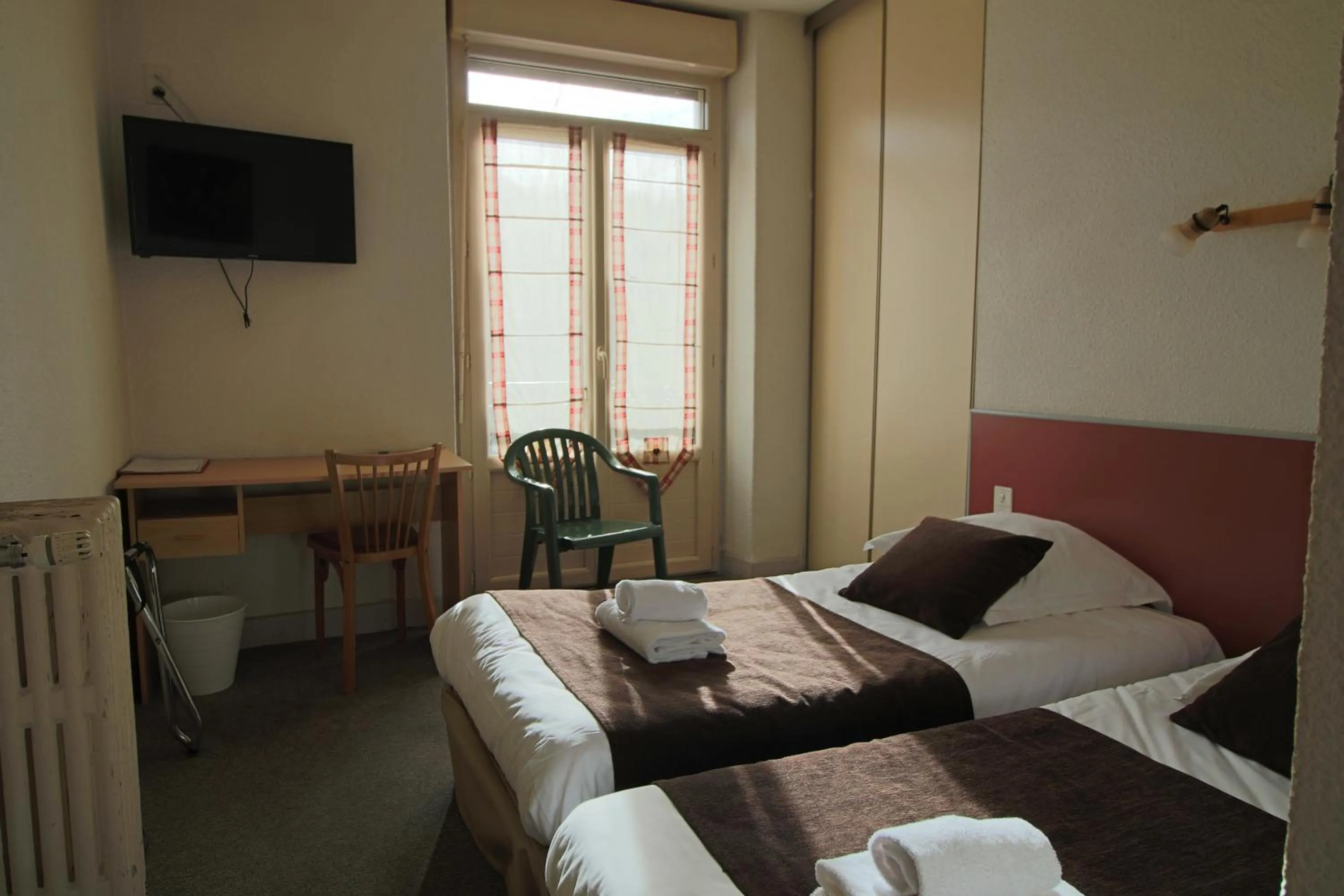 Photo of the whole room, Bed in Hotel Au Val Doré