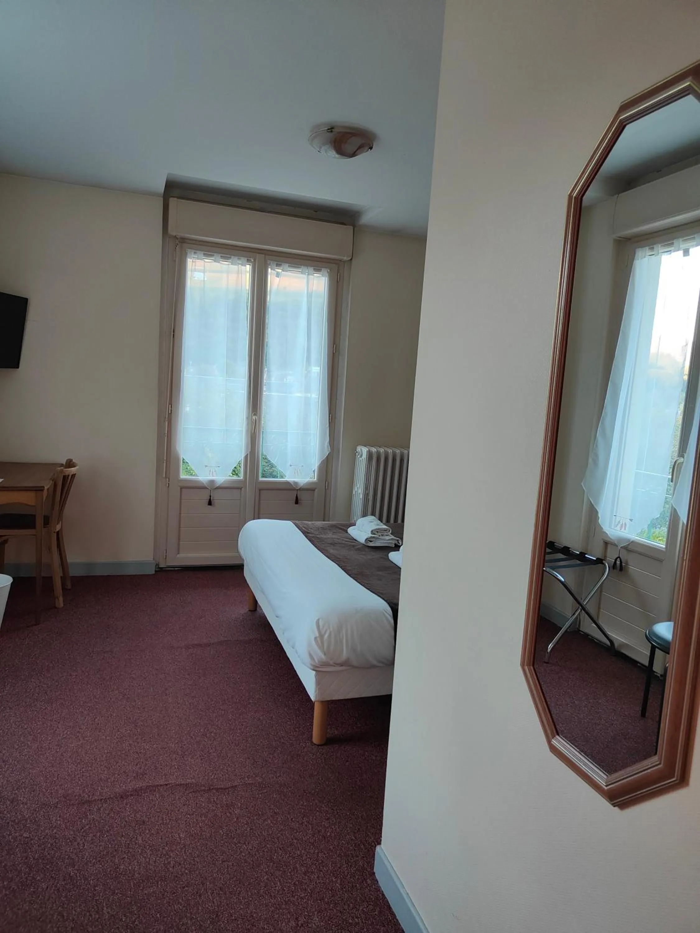 Photo of the whole room, Bed in Hotel Au Val Doré