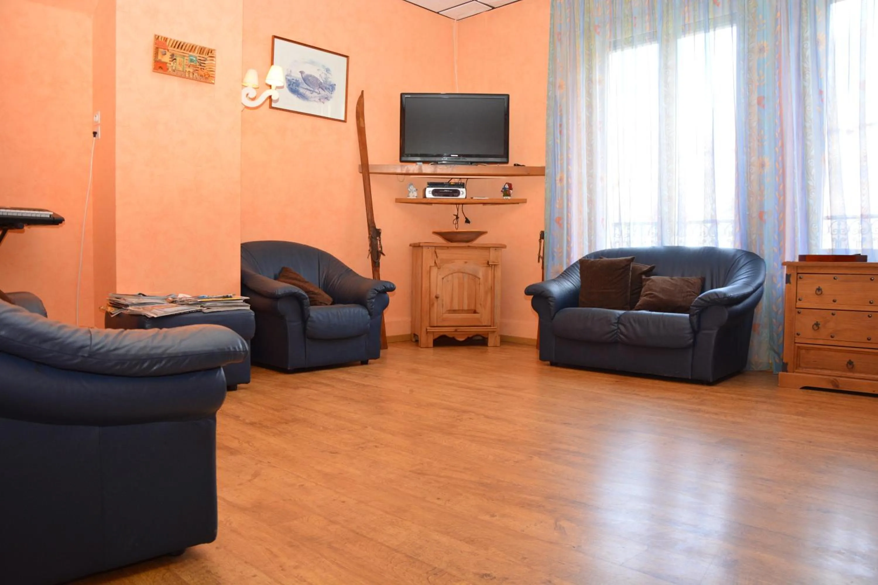 Communal lounge/ TV room in Hotel Au Val Doré