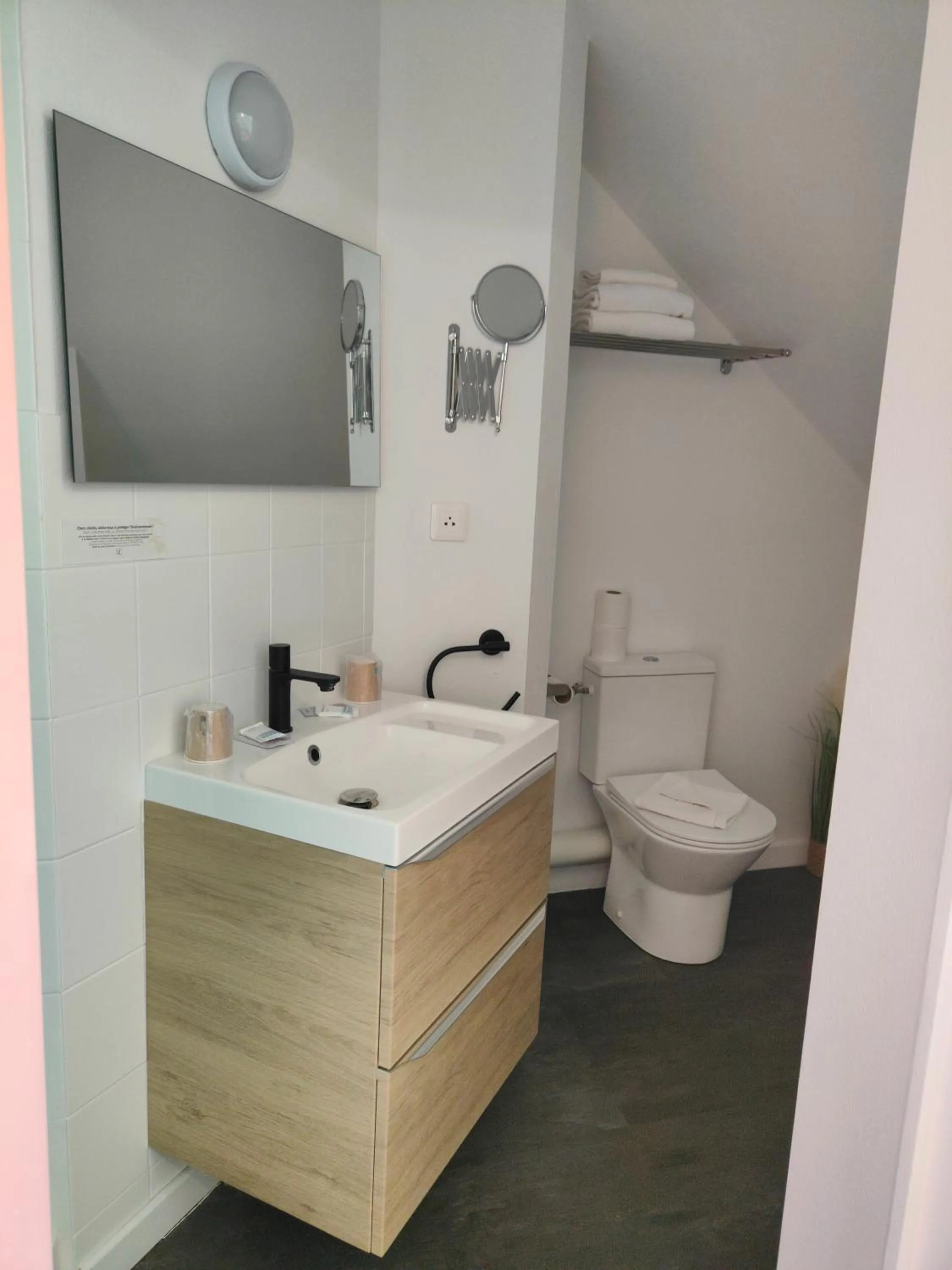 Toilet in Hotel Au Val Doré