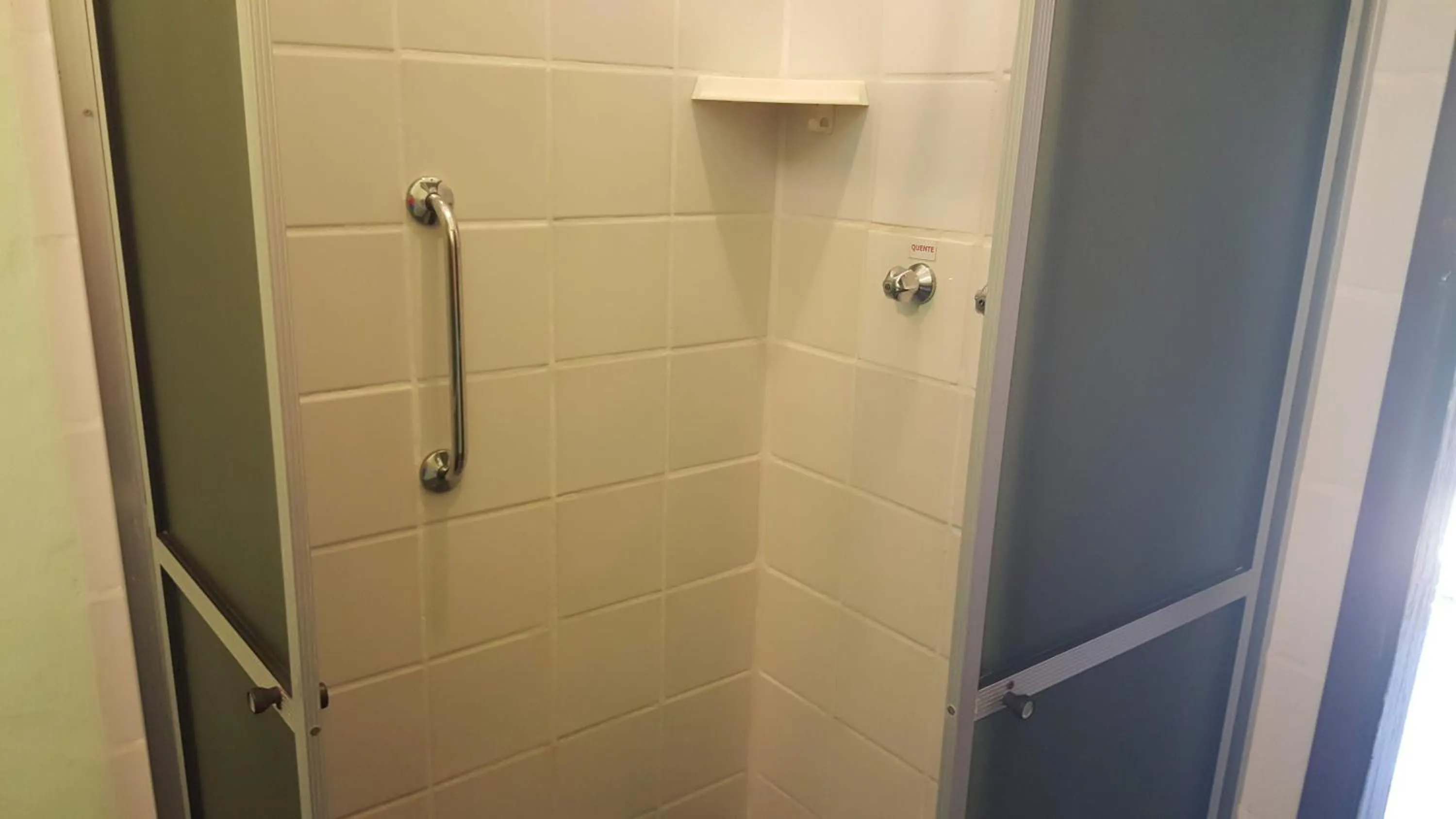 Shower in Pousada Bucaneiros