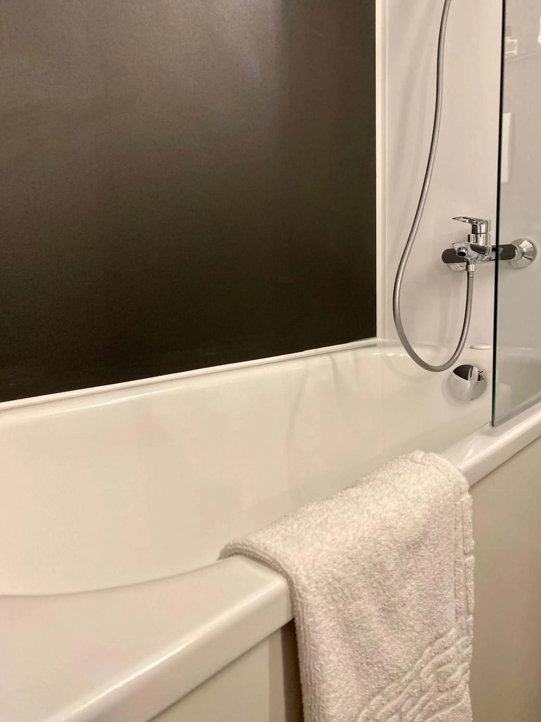 Bathroom in The Originals City, Angers Sud, Le Village 49