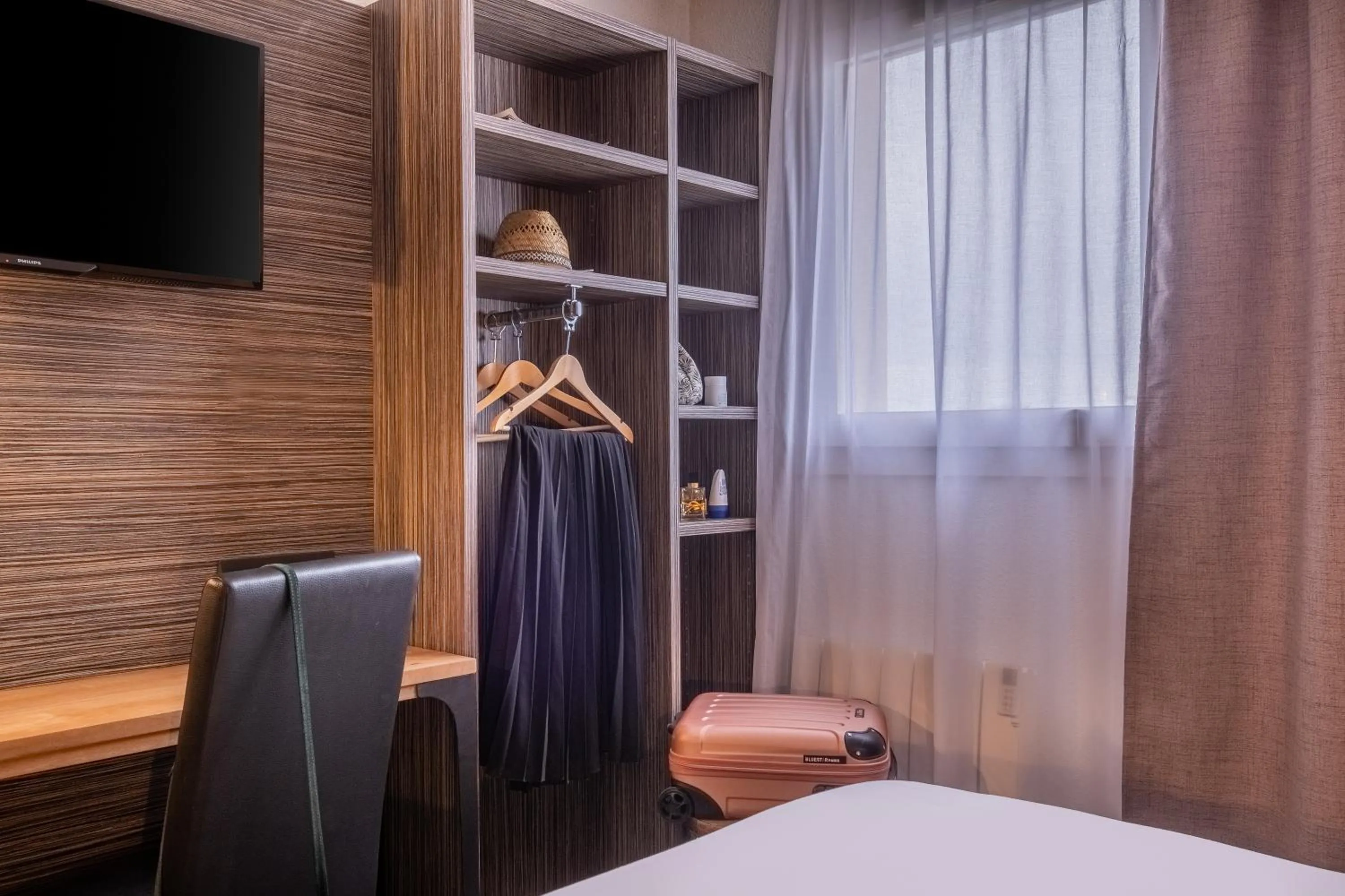 Photo of the whole room, Bed in The Originals City, Angers Sud, Le Village 49