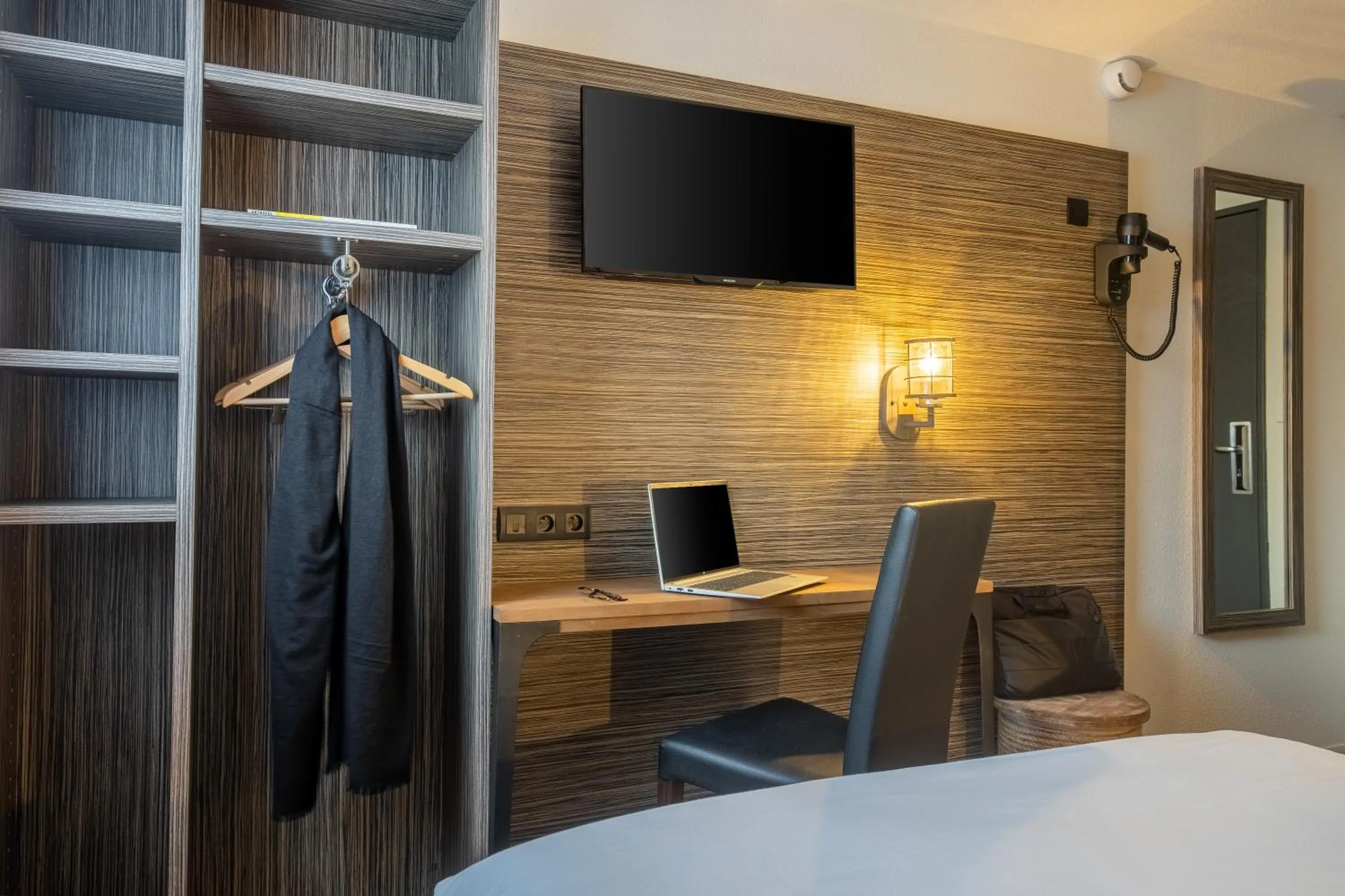 Bedroom, Bed in The Originals City, Angers Sud, Le Village 49