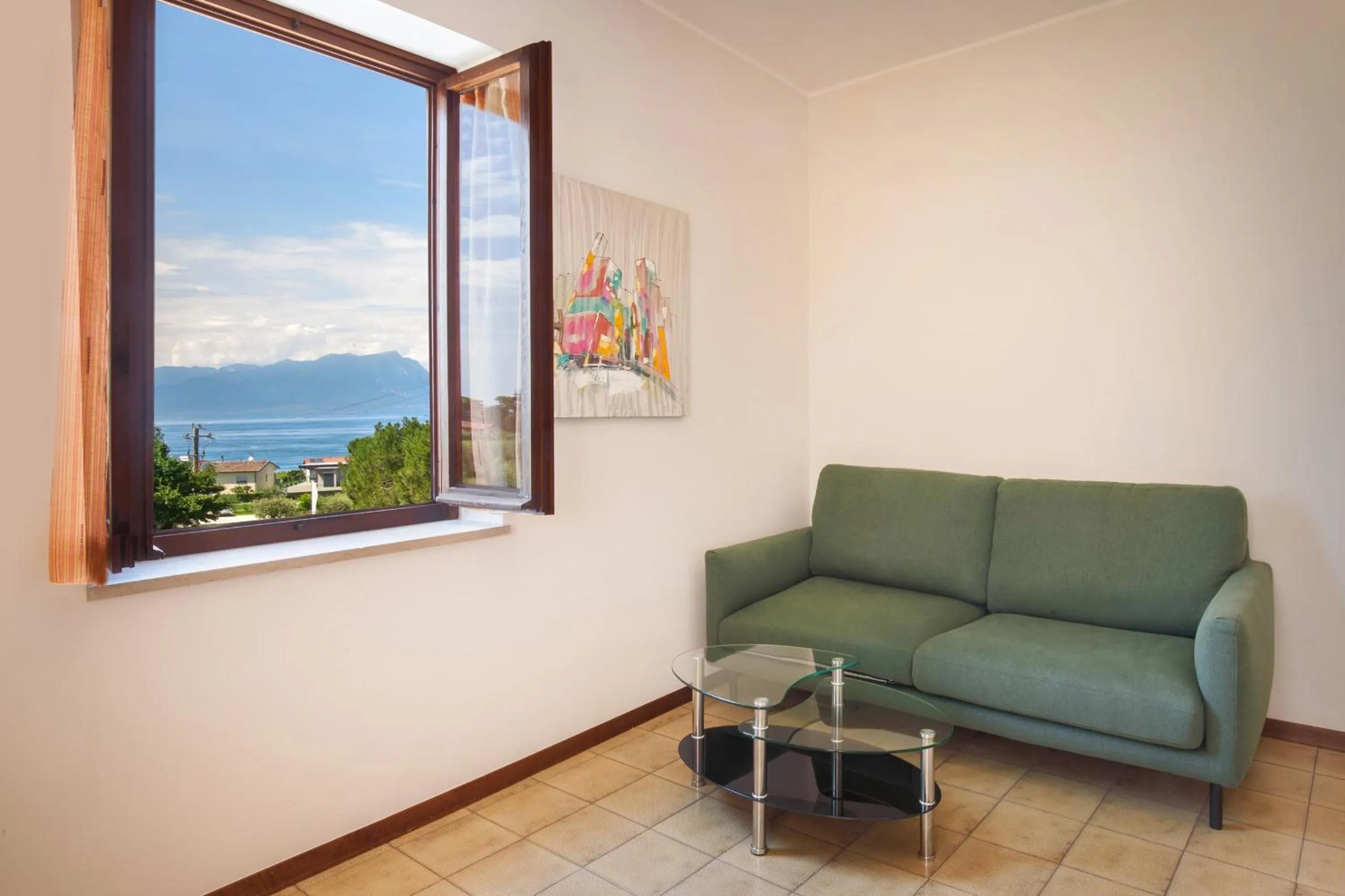 Communal lounge/ TV room in Apartment Rosa Portland