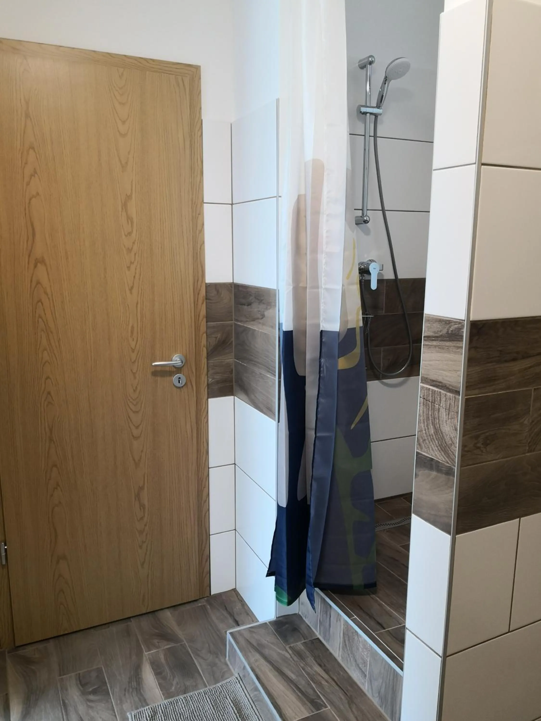 Shower in Green Garden Plus Apartman