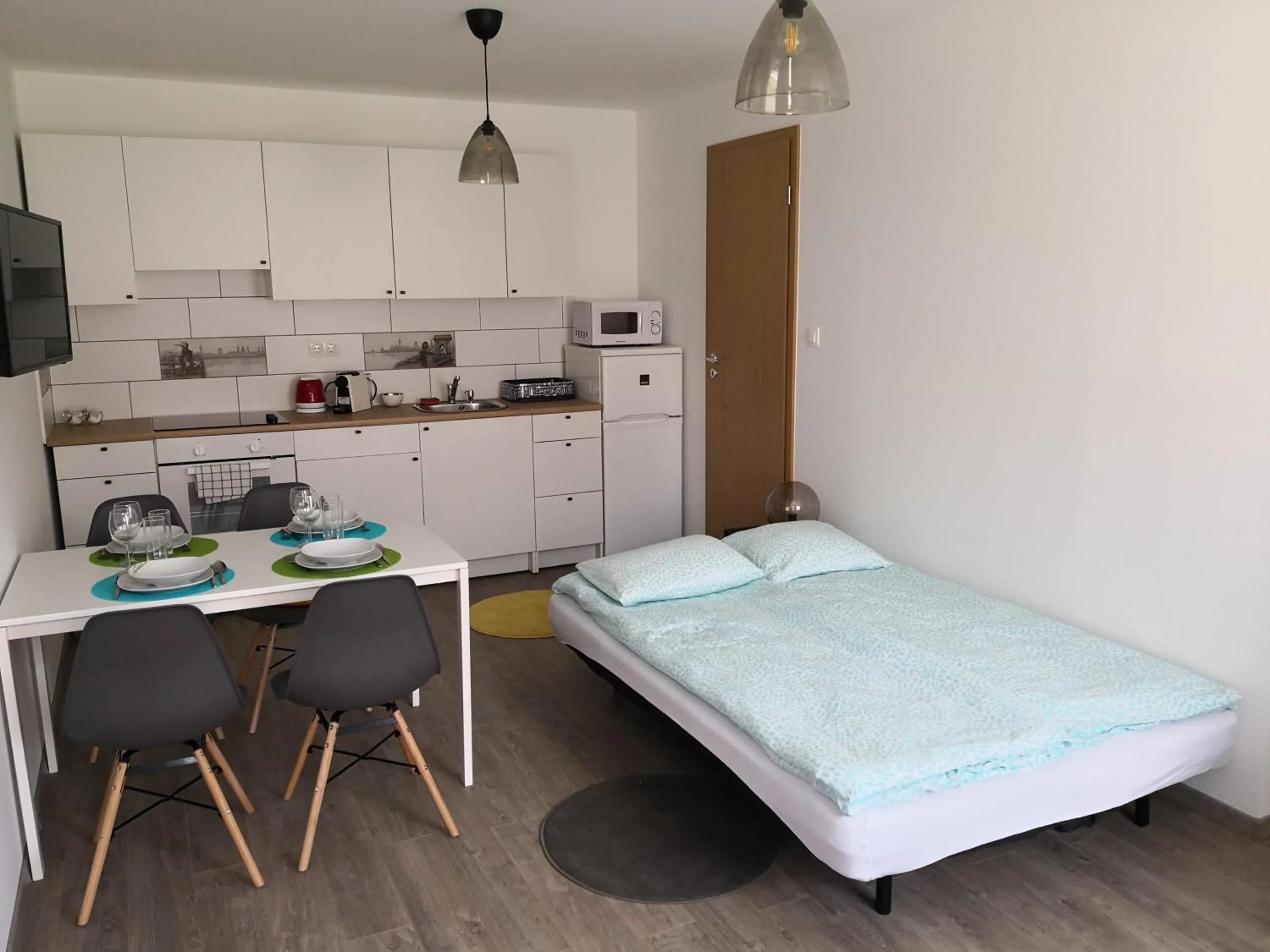 Kitchen or kitchenette, Bed in Green Garden Plus Apartman