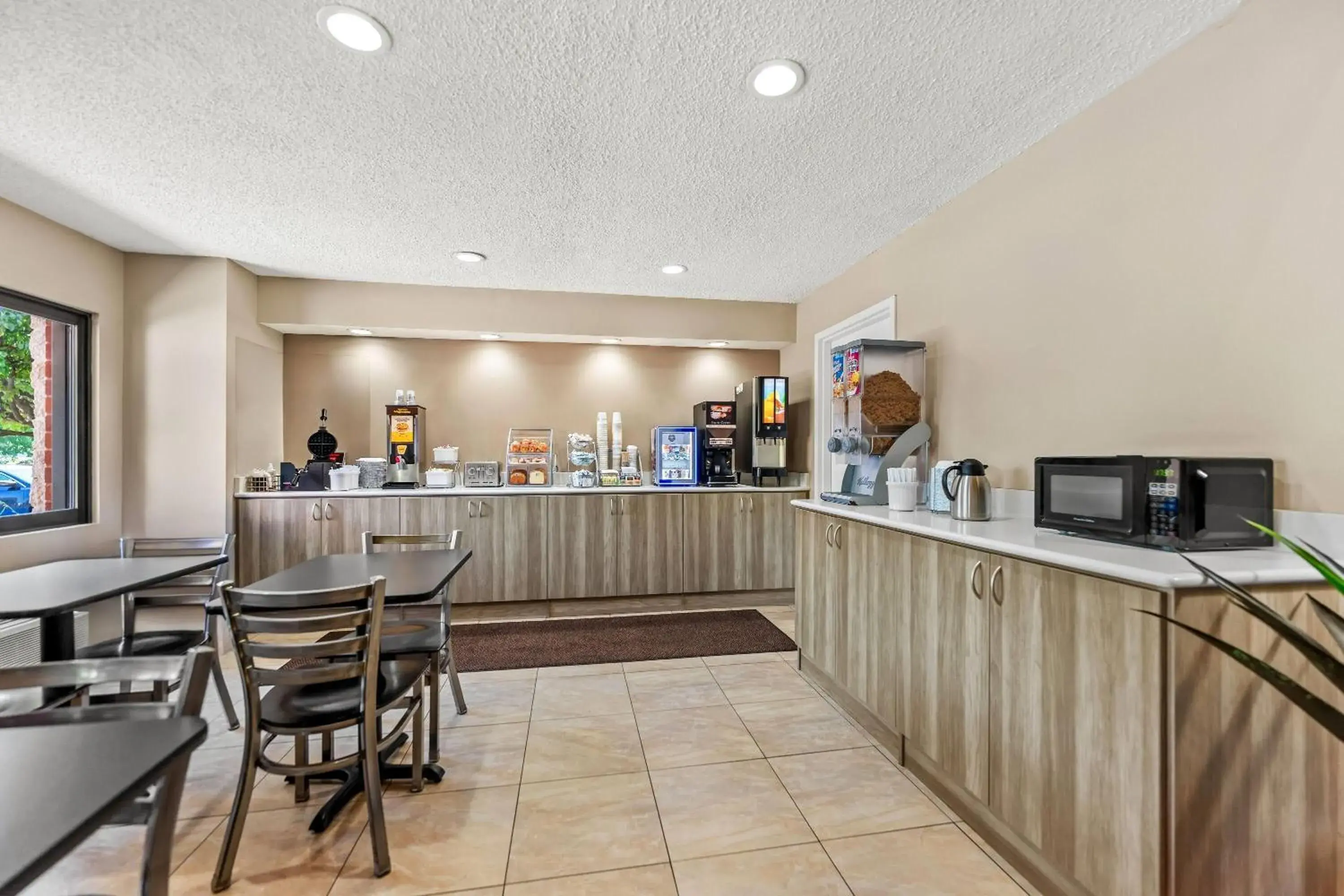 Restaurant/places to eat in Super 8 by Wyndham Elgin Restaurant/places to eat in Super 8 by Wyndham Elgin