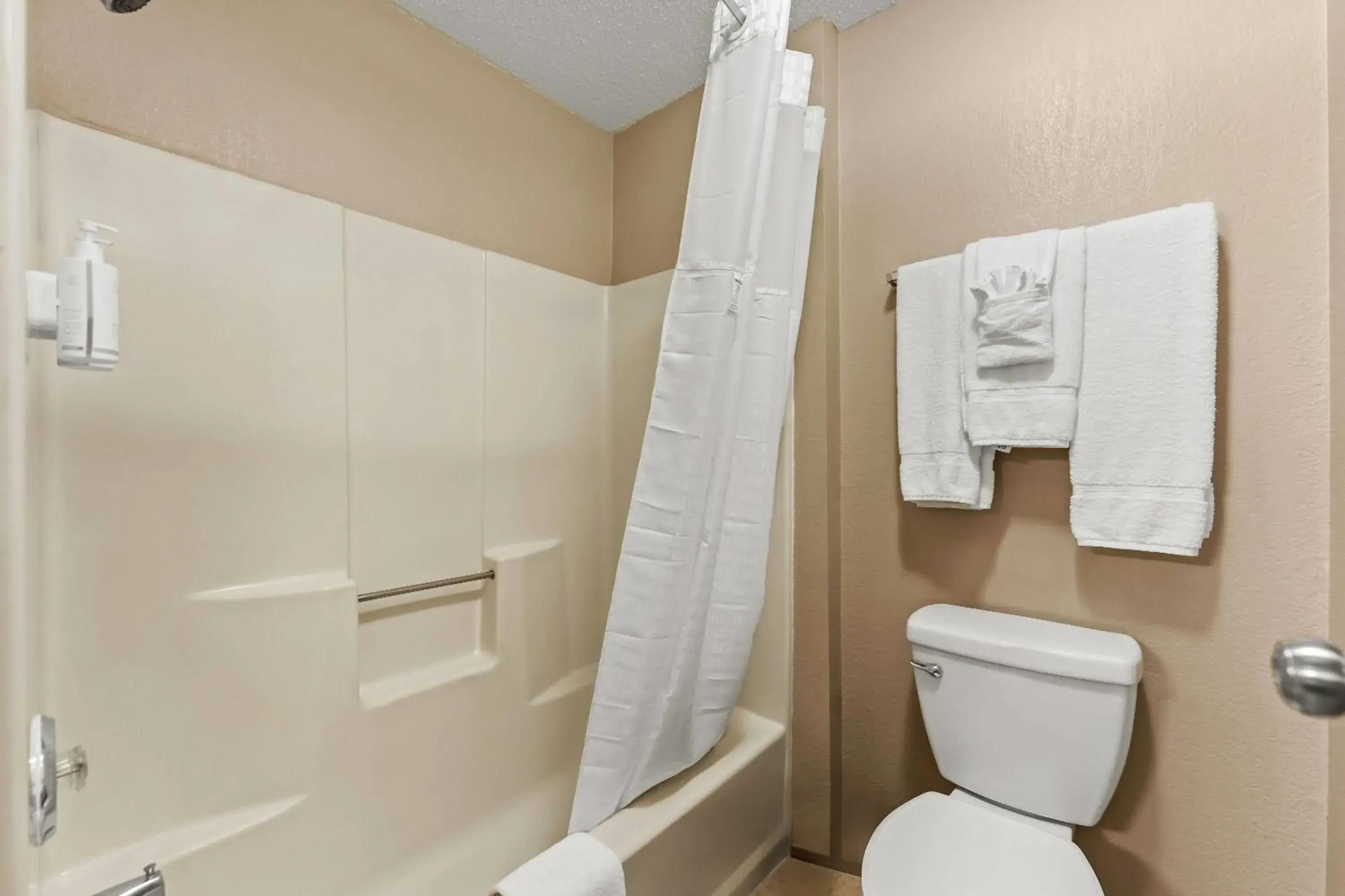 Queen Room with Two Queen Beds - Non-Smoking in Super 8 by Wyndham Elgin Queen Room with Two Queen Beds - Non-Smoking in Super 8 by Wyndham Elgin