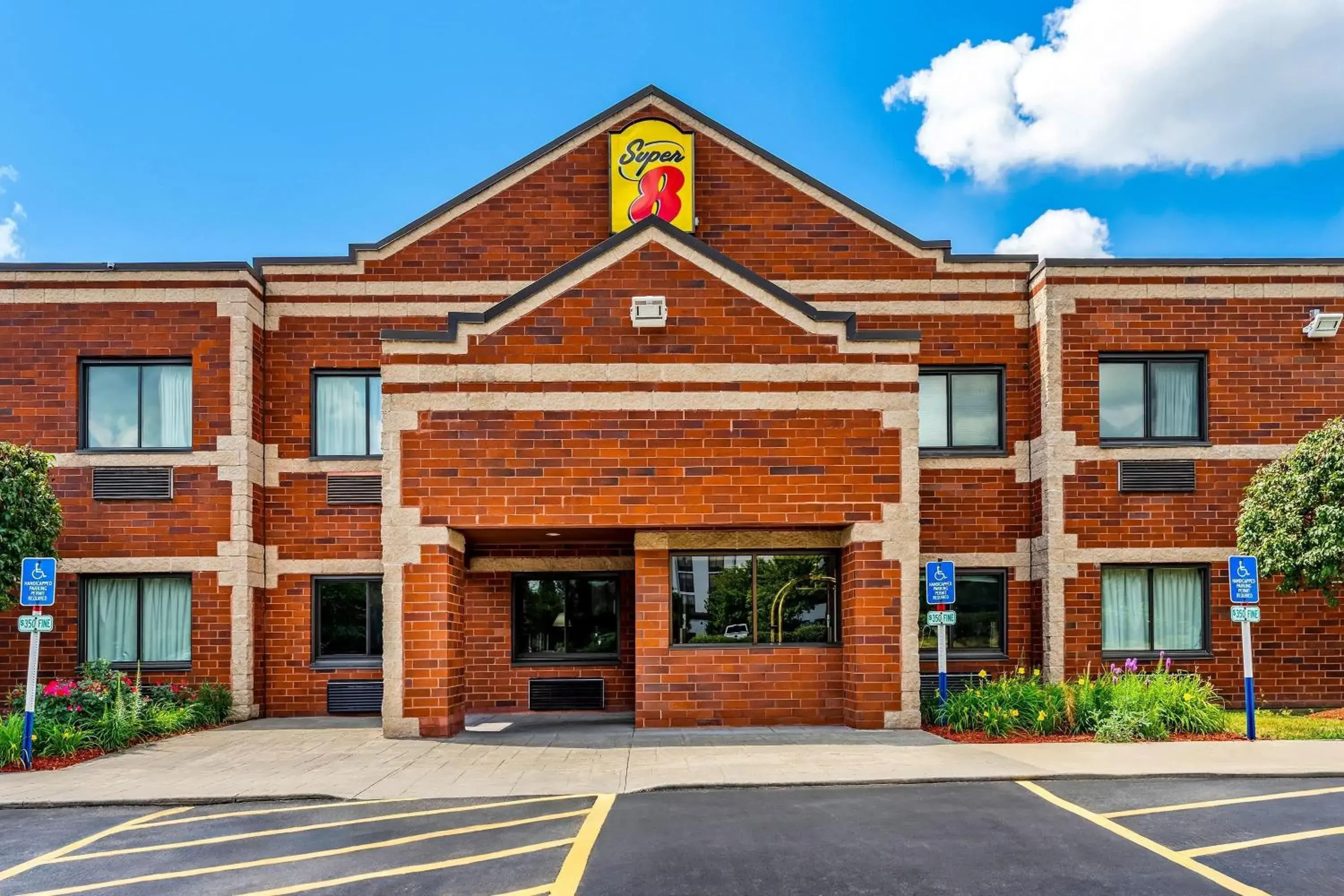 Property building in Super 8 by Wyndham Elgin Property building in Super 8 by Wyndham Elgin