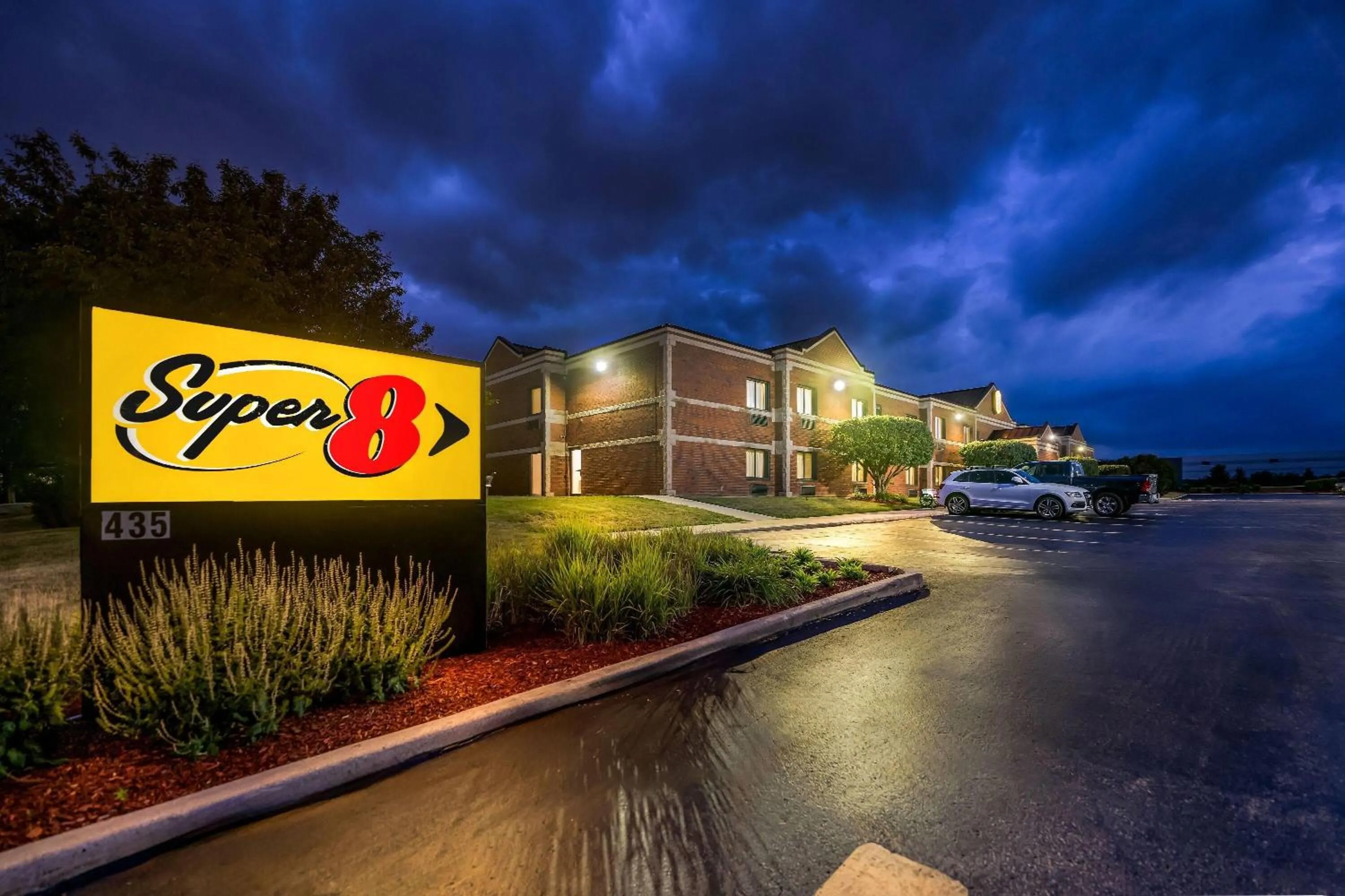 Property building in Super 8 by Wyndham Elgin