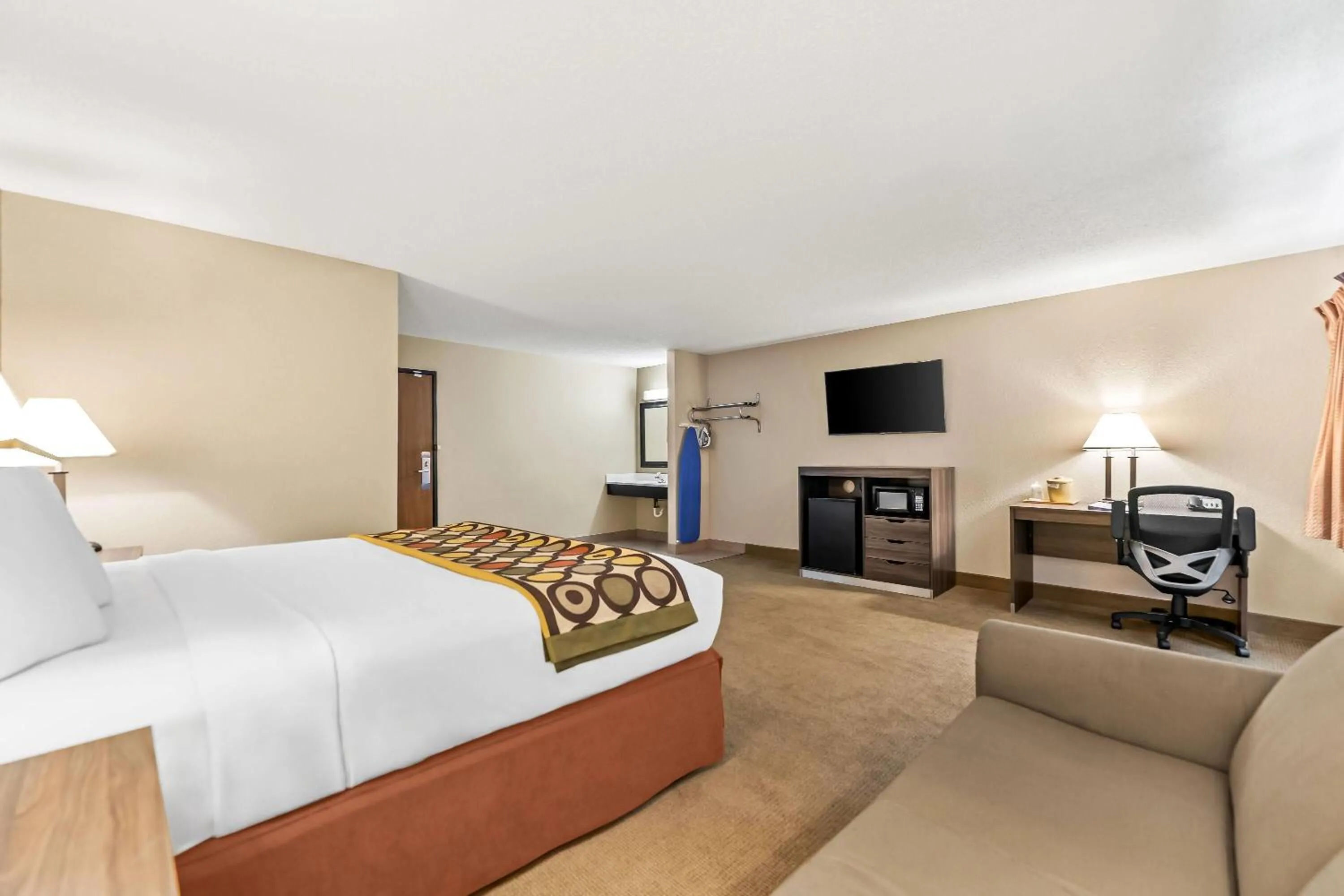 Photo of the whole room, Bed in Super 8 by Wyndham Elgin