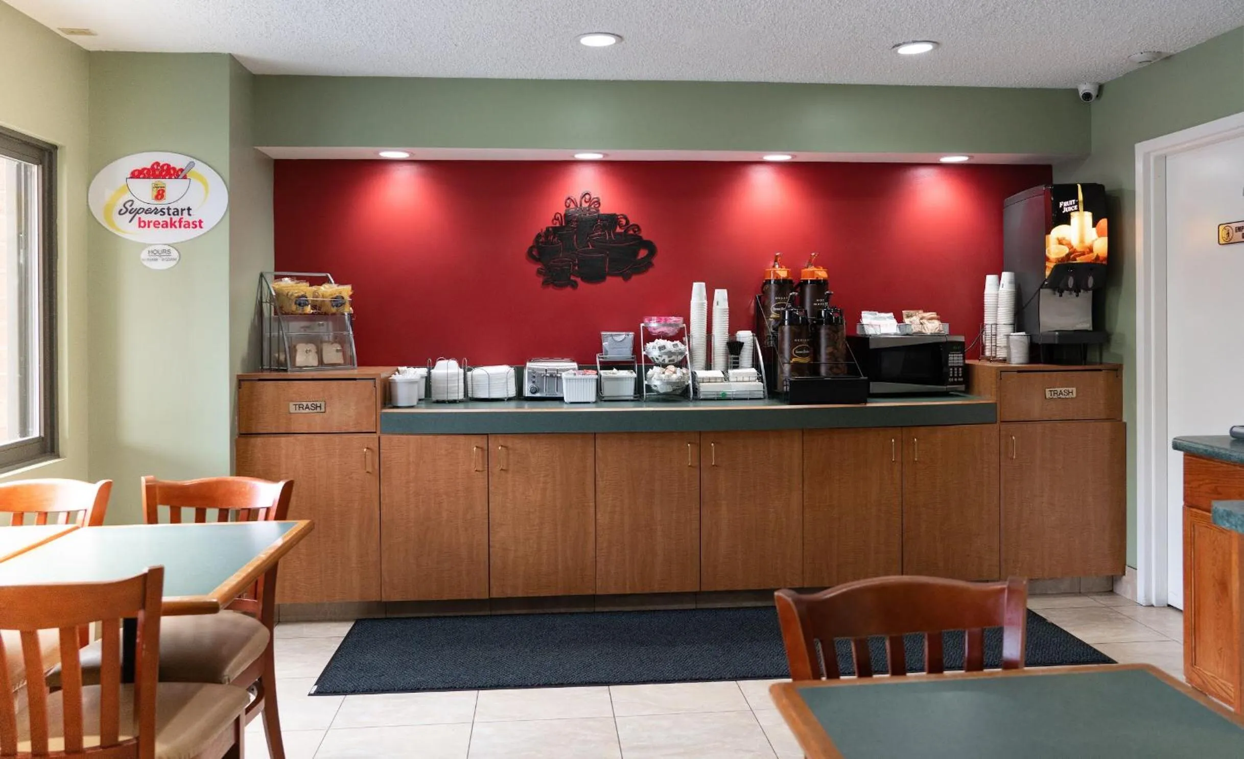 Coffee/tea facilities in Super 8 by Wyndham Elgin