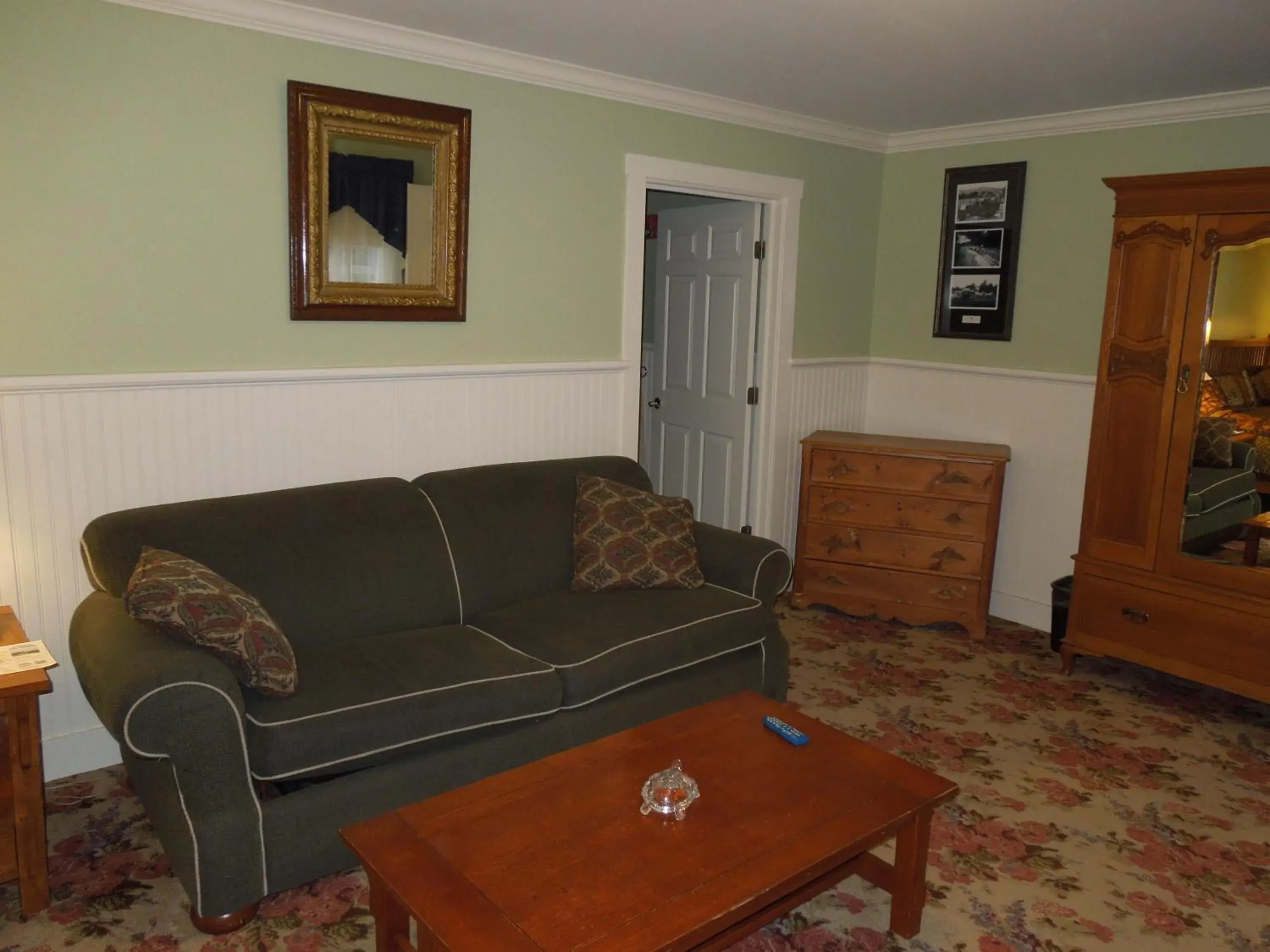 Living room in Kearsarge Inn Living room in Kearsarge Inn
