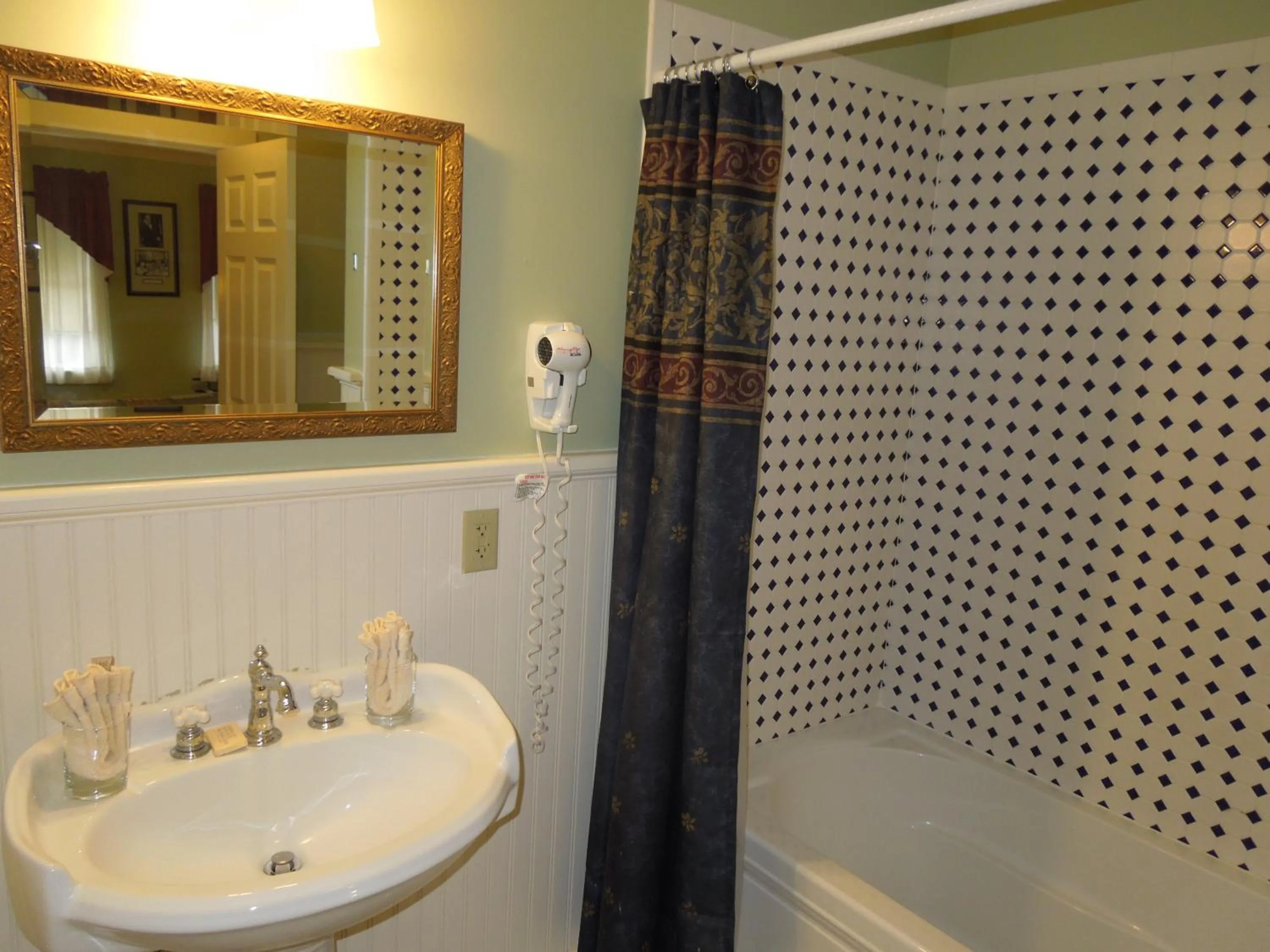 Bathroom in Kearsarge Inn
