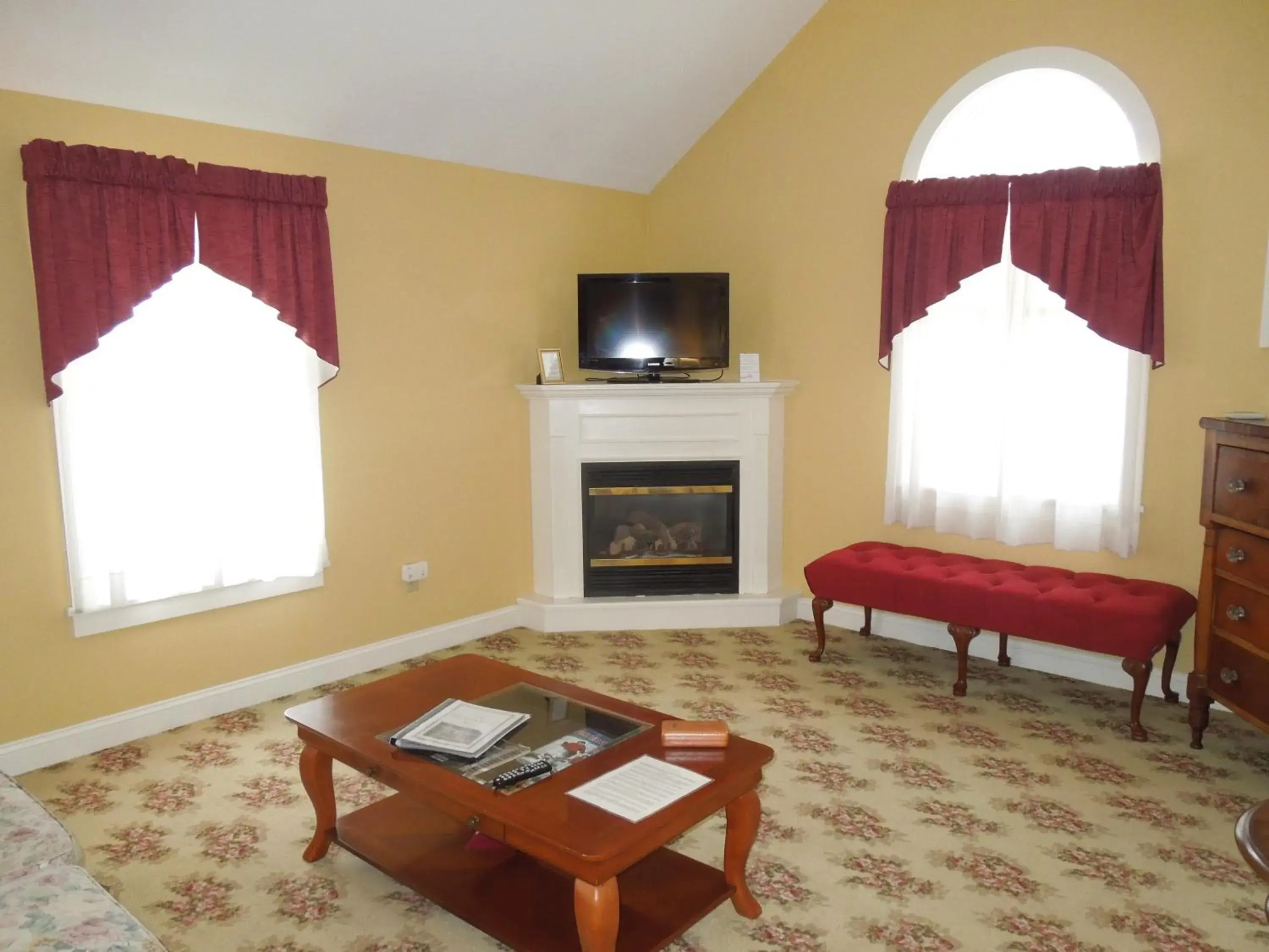 Seating area in Kearsarge Inn Seating area in Kearsarge Inn