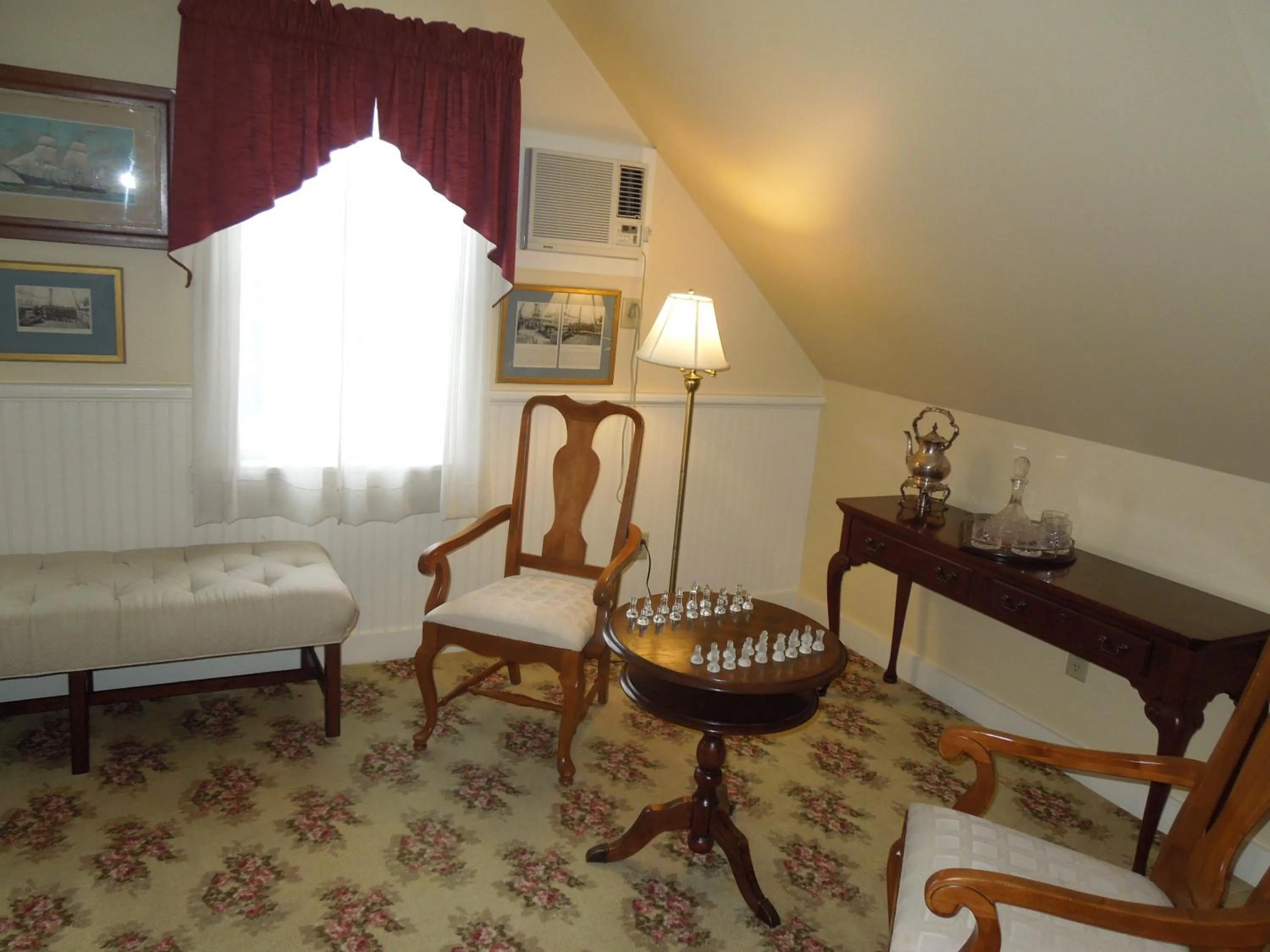 Seating area in Kearsarge Inn